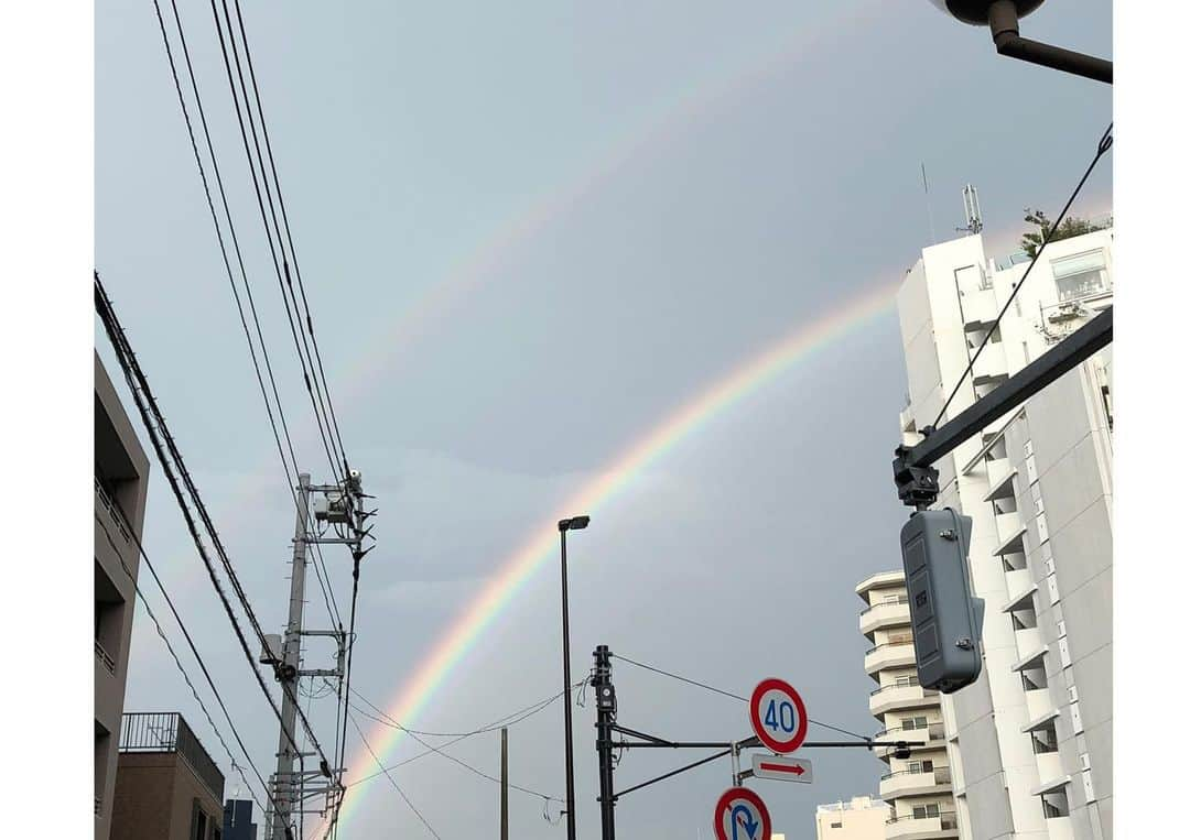 末永百合恵さんのインスタグラム写真 - (末永百合恵Instagram)「昨日は、雨上がりにふと空見上げたら虹がかかっていて、今年いちばんなくらい嬉しい気持ちになった！  わーい！  最初の方は二つ虹が出ていて、時間が経つにつれ変わっていく色の濃度も、神秘的で綺麗だった。  前の日には流れ星も見られたし、自然の美しさを発見できる日常はとても幸せだな、と改めて思う今日この頃。  #雨上がり#空#虹#雲#綺麗#見るのは#久しぶり#今年一番#感動した#虹の麓#どこにあるのかな#不思議#追いかけて#くぐりたい#ペルセウス座流星群#流れ星#月#金星#aftertherain#rainbow#sky#beautiful#shootingstar#persaidsmeteorshower#moon#star#wish#nature#healing」8月14日 18時17分 - yurie__suenaga