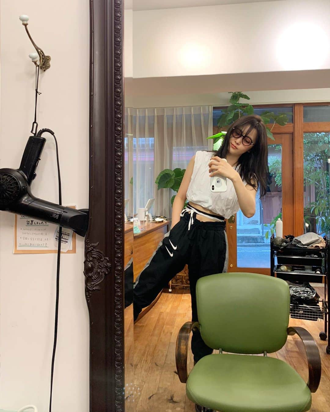 佐藤優津季のインスタグラム：「明るくなった髪を落ち着かせに🍙 やはり暗めの方が肌の透明感and綺麗に見える気がするなっ …寝て起きたらこの髪色が生えてきますように👑」