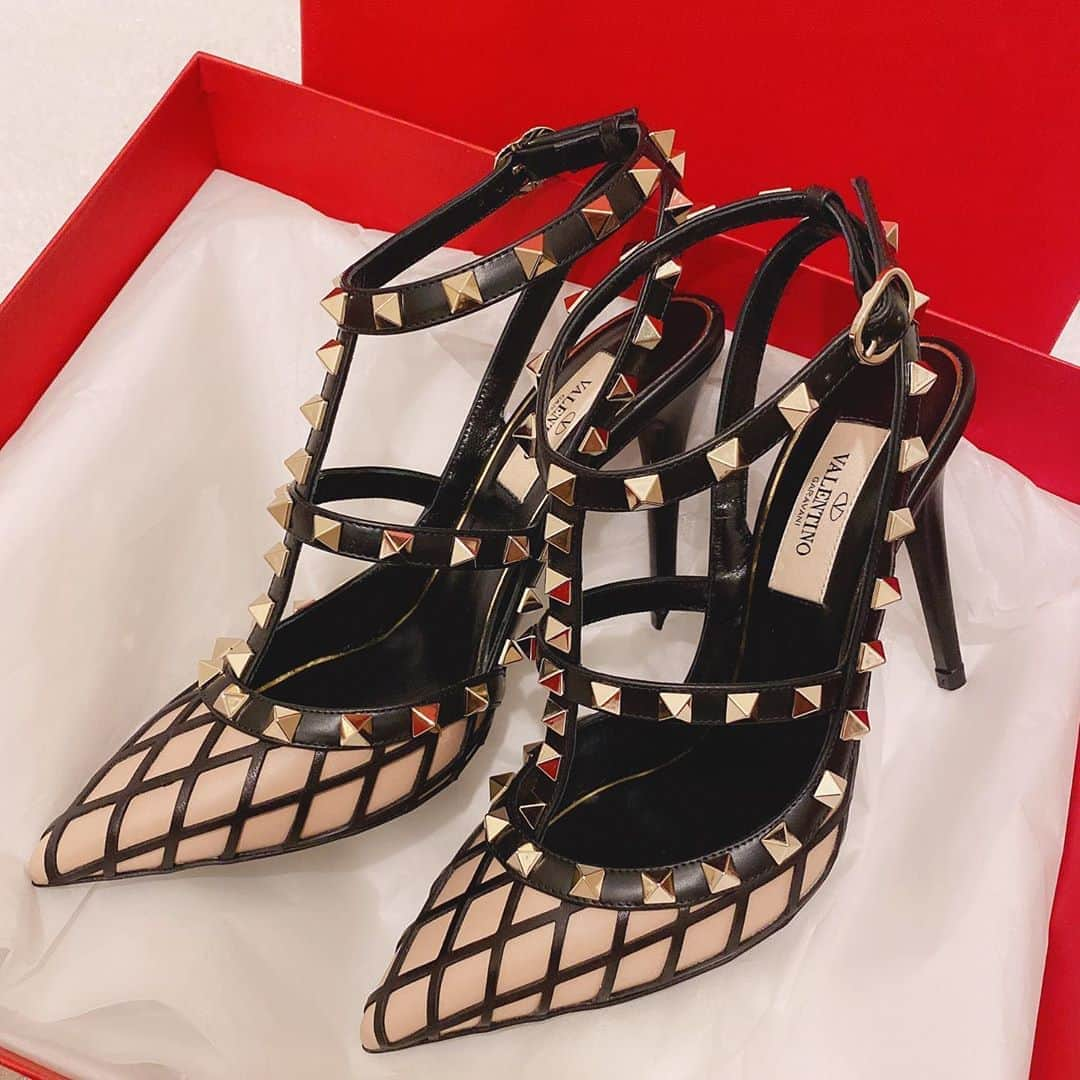 岡英里さんのインスタグラム写真 - (岡英里Instagram)「久しぶりの #valentino 👠  最初は革が硬めなので慣れるまで絆創膏とお友達だなあ🤣  #久しぶり #一目惚れ #スタッズ #シューズ #ヒール #👠 #新作 #かわいい #可愛い #ヴァレンティノ #ヴァレンティノシューズ #最近 #痛い #でも #しょうがない #我慢 #お洒落 #おしゃれ #ファッション #忍耐 #アラサー #アラサーコーデ　#maisonvalentino #valentino #shopping #new」8月14日 18時24分 - okaeri0424