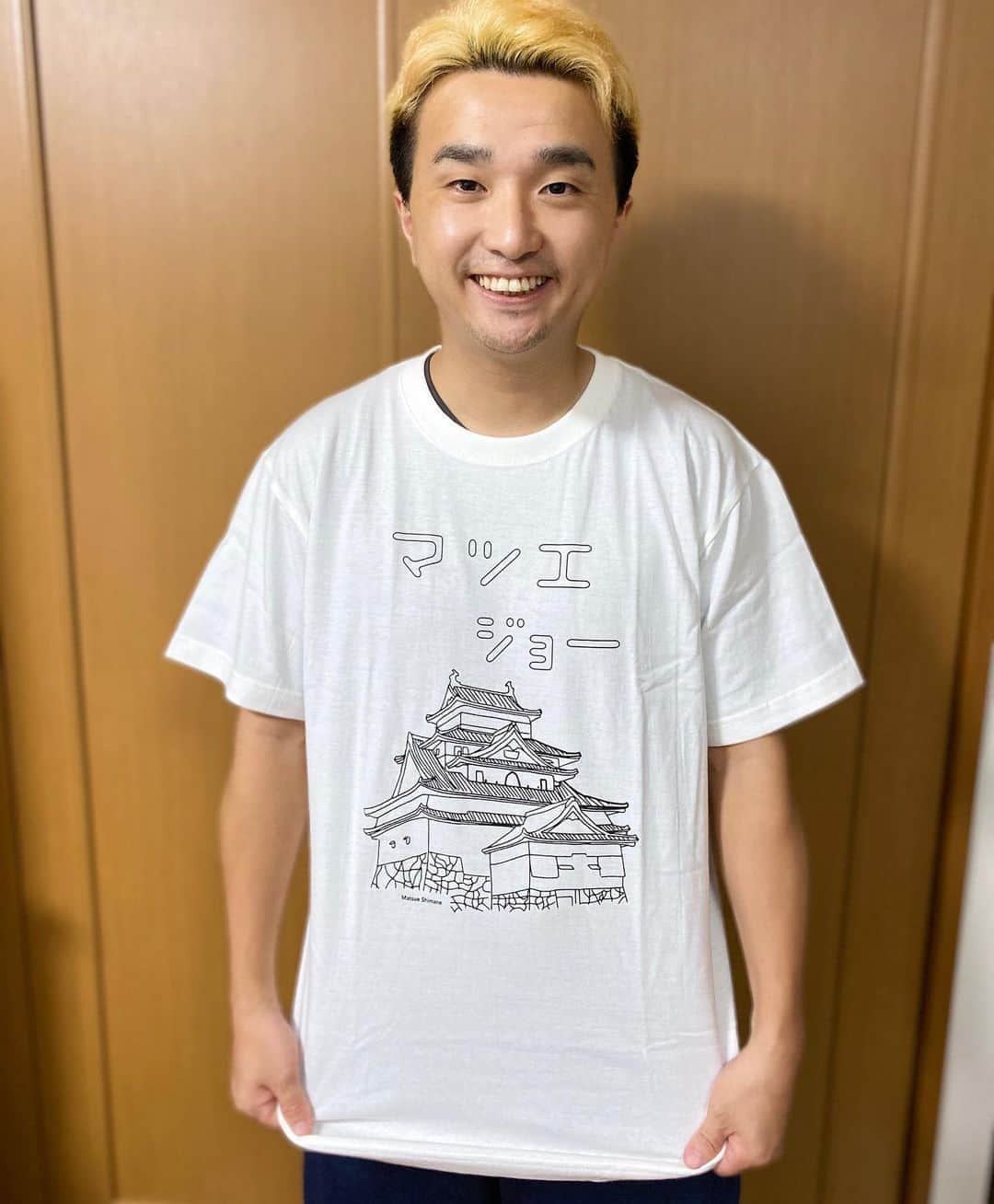 長谷川ヨシテルのインスタグラム：「‪#松江城 のTシャツかわいい！！‬ ・ ‪と思いまして、イベント等々で仲良くさせていただいている「#まつえ若武者隊 」さんにご連絡したら、‬ ‪Tシャツ以外に、城攻め中ステッカーや#御城印 などもいただいちゃいましたー！‬ ・ ‪松江城内の#ぶらっと松江観光案内所 で販売しているそうですよ〜🏯‬ ‪https://www.matsue-castle.jp/buratto/‬」