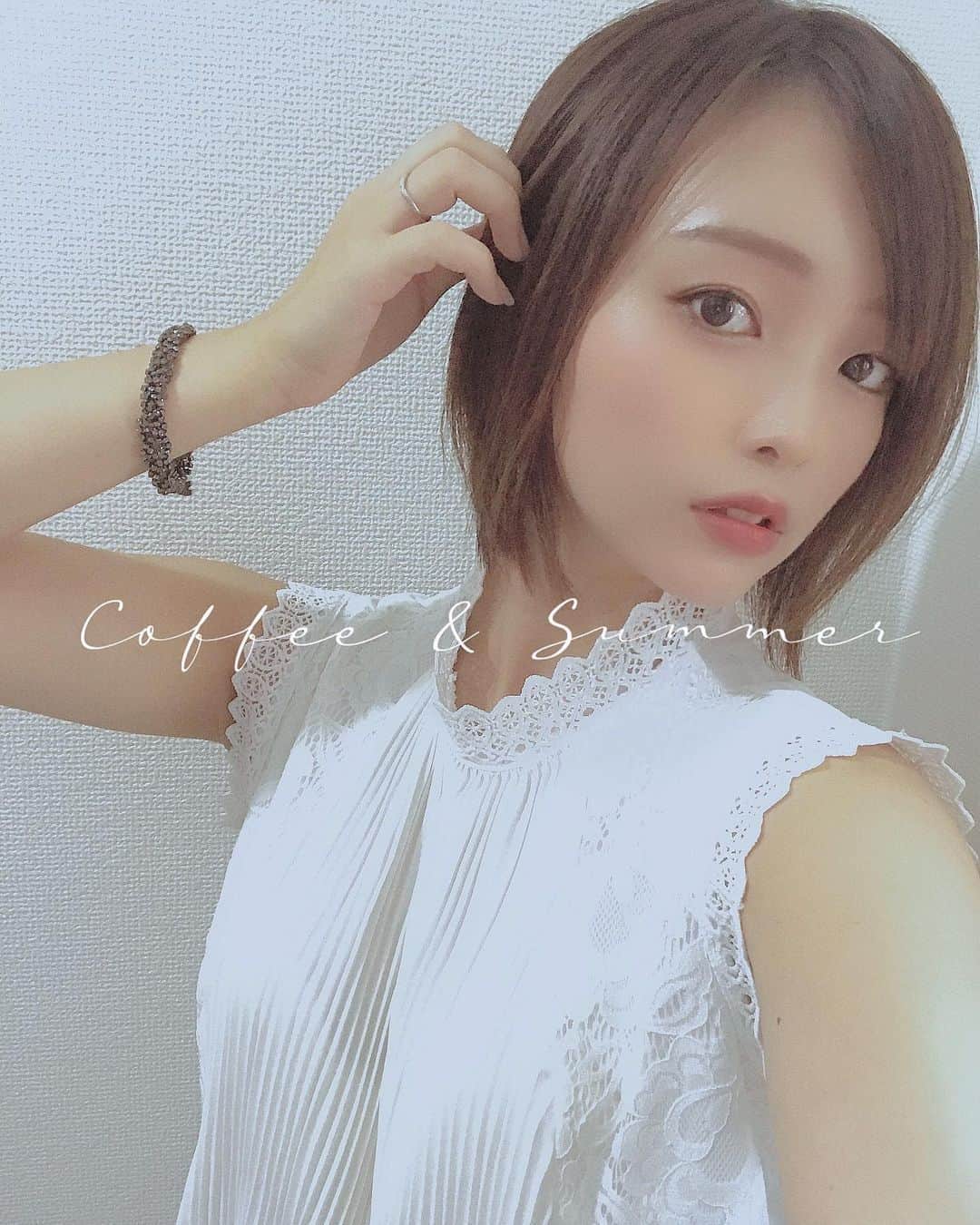 のインスタグラム：「#コーデ 🐰💕この日は→→→→→﻿ @agatha_paris_officiel のブレスレットつけた！やっぱ可愛い❤️♪﻿ ﻿ お肌は @yagbeauty_official さんのレーザートーニングのおかげで黒くならずつるつる💋﻿ ﻿ 定期的に通ってるから、日焼けもちゃんと気をつけられるし、他の気になってるところも相談できるから良い~😊✨﻿  渋谷院 YAG BEAUTY CLINIC ☏0120915959 ﻿ 夏休みももうすぐ終わりだ☀️﻿ ﻿ #今日のファッション #オシャレさんと繋がりたい #おしゃれさんと繋がりたい #おしゃれ #スキンケア #レーザートーニング #美容 #ブラウスコーデ #ブラウス #ブレスレット#かわいい💕 #かわいいものが好き #ママコーデ #ママ #アラサーママ #アラサー美容 #agathaetmoi #YAGBEAUTY#レーザートーニング#RRRマスクパック」