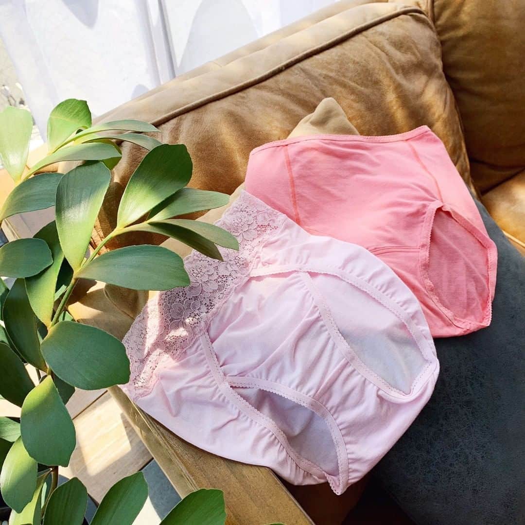 BradelisNewYork/ブラデリスニューヨークのインスタグラム：「BRADELIS MOMO Pants . 通算78万５千万枚販売！ブラデリス人気No.1ショーツ.＋ 《モモパンツ》は、素肌に吸い付くようなフィット感が魅力♡  ヒップについてしまった悪いクセを取り、 お尻と太ももの境目を作る、すっぽりとかぶりの良いショーツで 理想の上向きヒップを目指して.＋° . . . #ブラデリスニューヨーク #モモパンツ  #bradelis#bradelisnewyork#ブラデリス#育尻#補整下着」