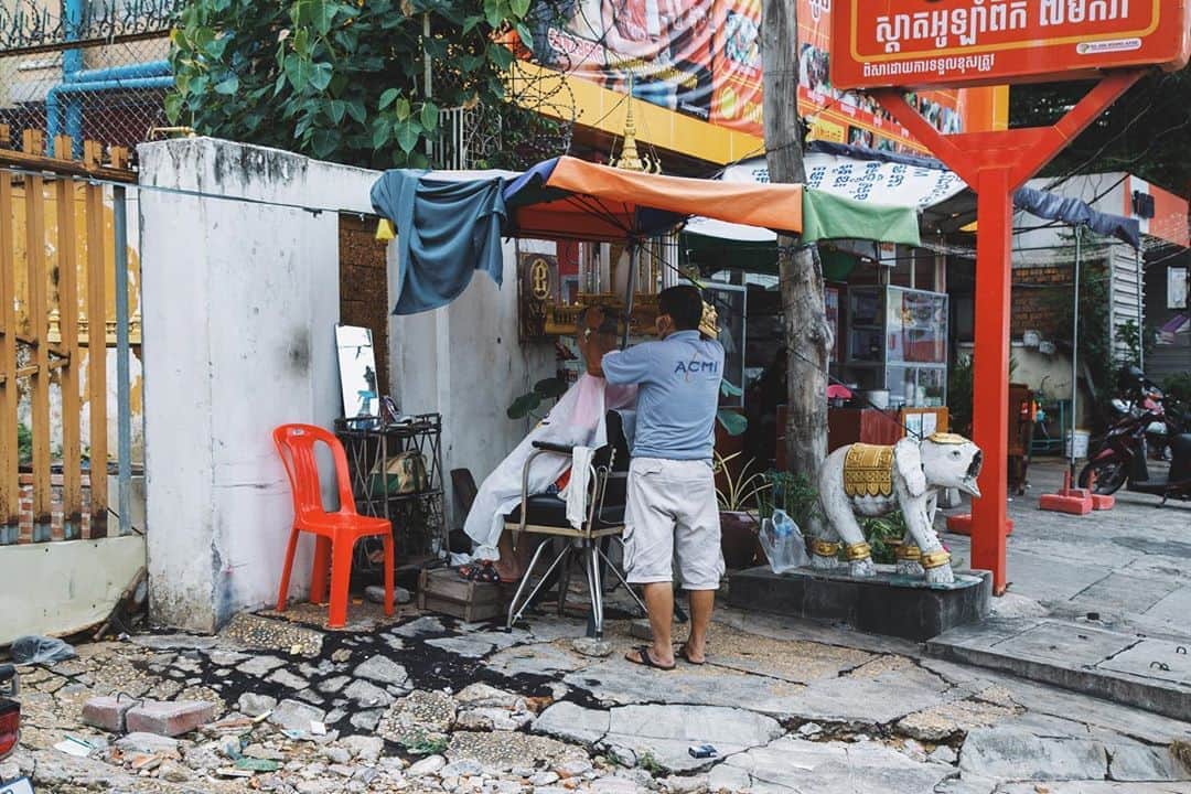のインスタグラム：「A barber in Quarantine」