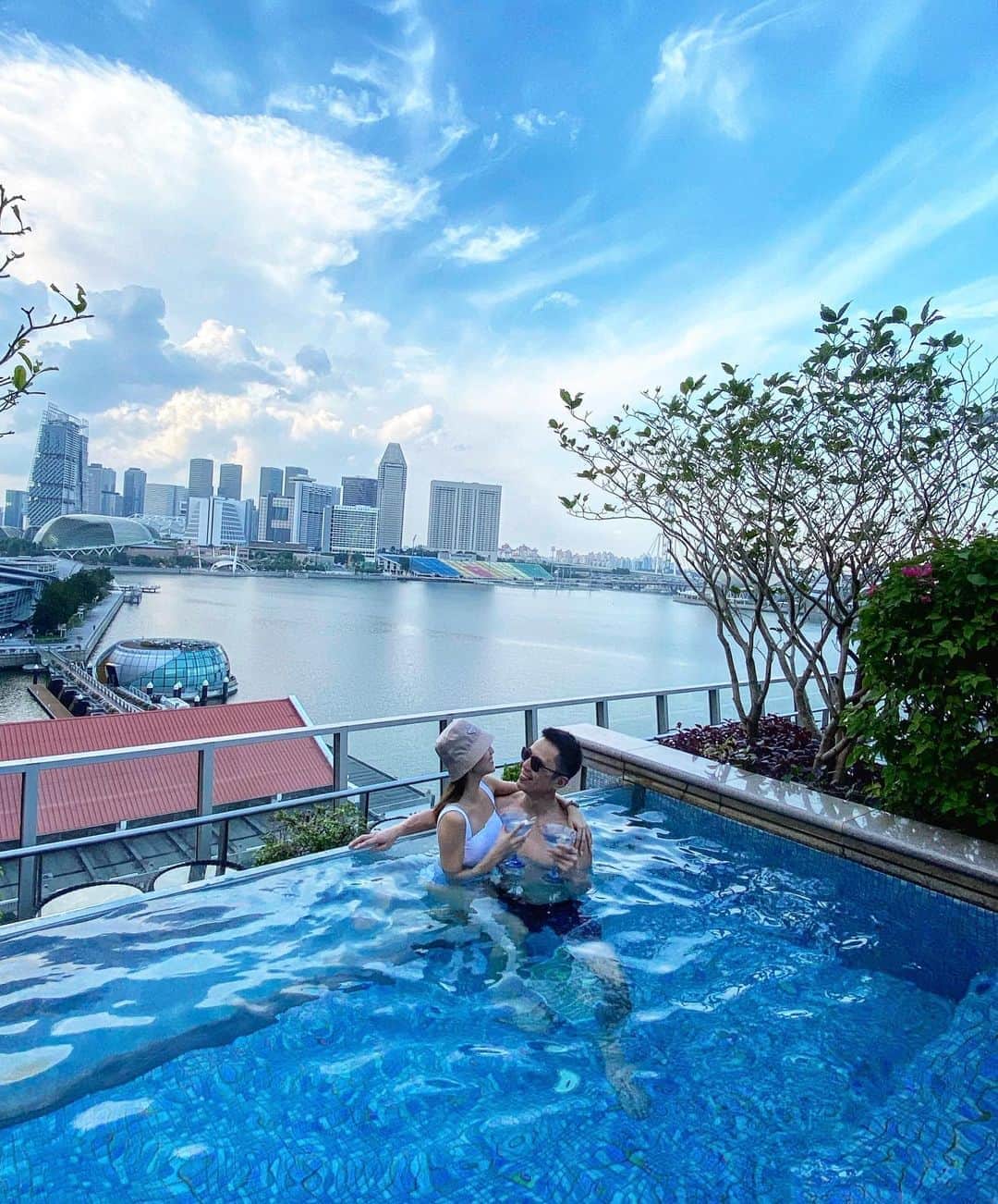 ソニアのインスタグラム：「Looking back at last weekend and thinking of how grateful I am to have had the chance to spend quality time with J. Both of us are pretty busy individuals, and most of the time, we only manage to catch up at the very end of the day before sleeping 💤 In light of all that’s happened this year, I want to make it a point to live in the present and treasure moments like these as much I can! So should you 💙  @tagheuer #dontcrackunderpressure  #shotoniphone」