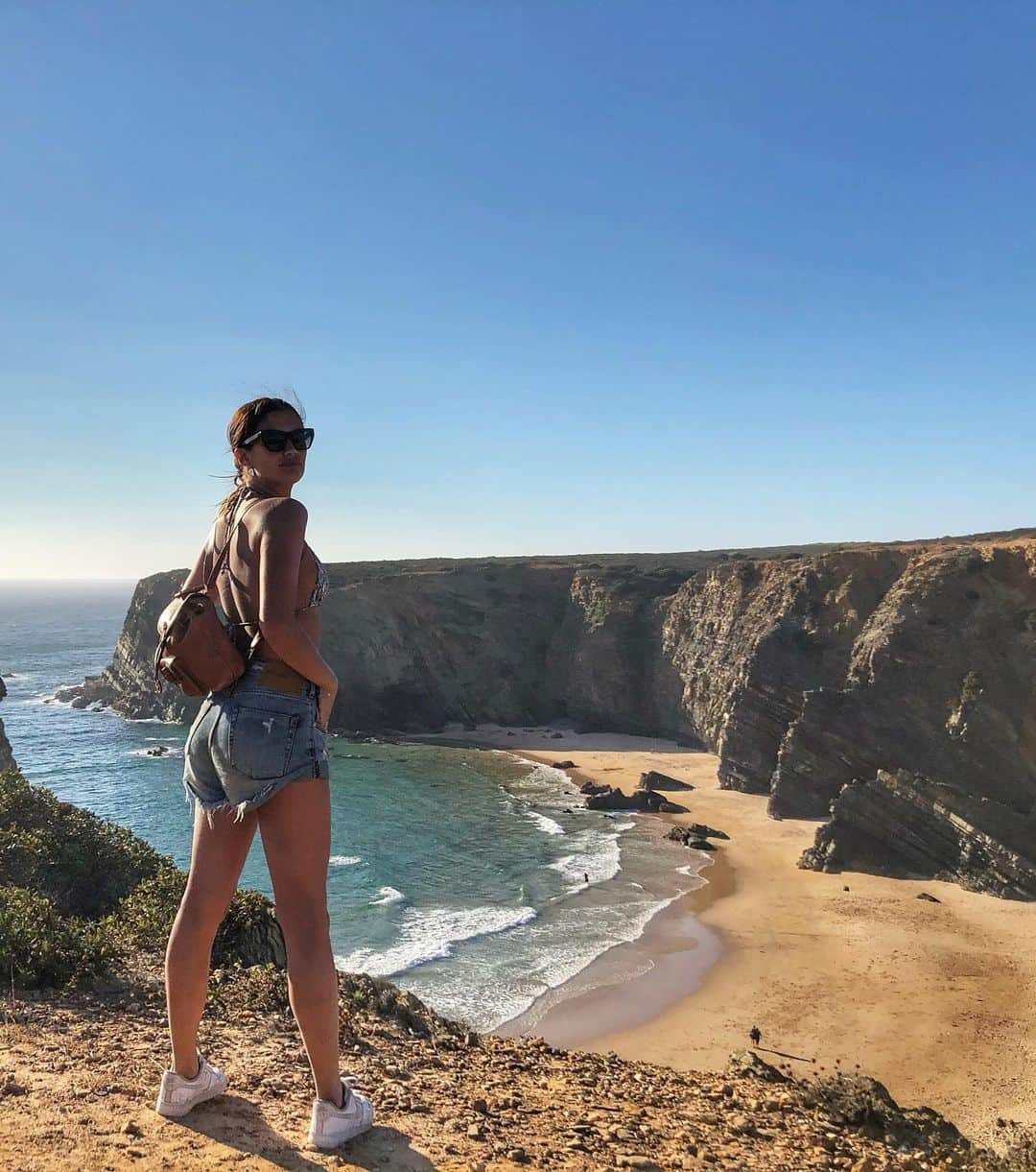 サラ・サンパイオさんのインスタグラム写真 - (サラ・サンパイオInstagram)「Which beach next? ⛱ #costavicentina #portugal」8月14日 18時35分 - sarasampaio