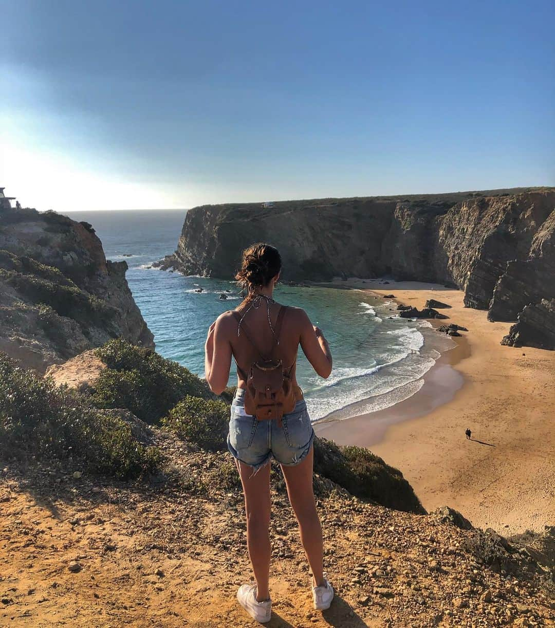 サラ・サンパイオさんのインスタグラム写真 - (サラ・サンパイオInstagram)「Which beach next? ⛱ #costavicentina #portugal」8月14日 18時35分 - sarasampaio