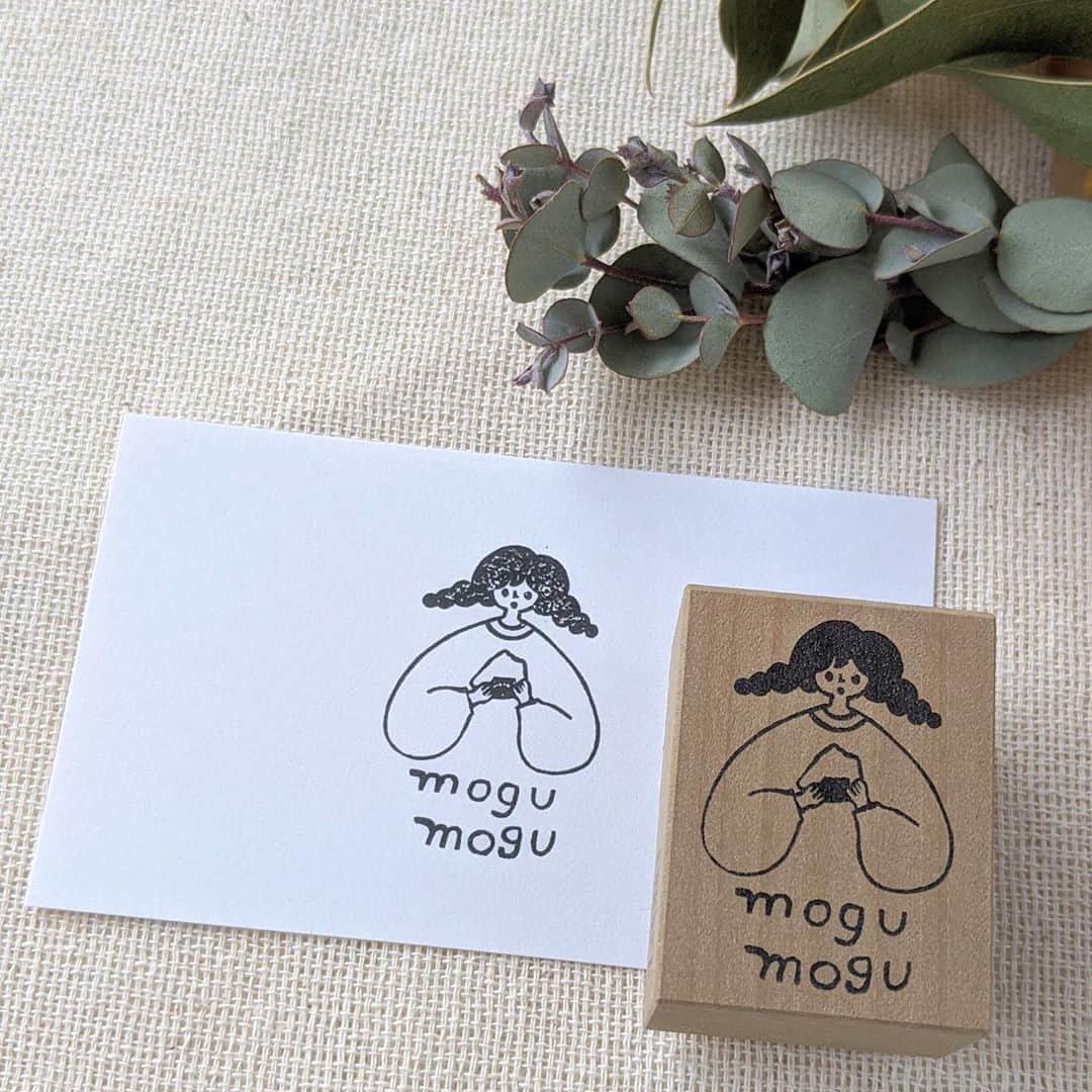 手紙社さんのインスタグラム写真 - (手紙社Instagram)「【愛らしいイラストのcotori cotoriのハンコは、名入れもできるのです】﻿ 一つひとつ手作業でゴム版ハンコを作るハンコ作家・「cotori cotori」。素朴で愛くるしいイラストのハンコは、手紙や手帳にポンと押すだけで可愛らしさを演出してくれます。消しゴムハンコよりも版が硬いため、インクが掠れた風合いになり、なんとも魅力的。なんとこちらのハンコ、中の文字がオーダー可能なんです！　お名前や好きな言葉などを入れた世界に一つのハンコは、きっとあなたの宝物になることでしょう。　﻿ ﻿ ▶︎詳細はプロフィール「@kamihaku2020」のリンクより公式サイトへ﻿ ﻿ ▶︎「cotori cotori」さんのオンラインショップは8/14（金）21:00まで！﻿ ﻿ ＜「新しいオンラインフェスティバル・紙博」開催概要＞﻿ 出展者によるオンラインミーティング開催期間：2020年8月3日（月）〜8月9日（日）﻿ オンラインショップ開設期間：2020年8月3日（月）〜8月14日（金）﻿ ※出展者によって開設期間が異なります﻿ 会場：紙博公式サイト﻿ チケット：一般 1,000円（税込）発売中！﻿ ﻿ ◎「新しいオンラインフェスティバル・紙博」は2本立て！﻿ 1. オンラインミーティング（番組）﻿ すべての出展者がアトリエツアーや商品紹介等の番組を配信。“あの”アーティストによるライブや朗読、トークイベントも！﻿ ﻿ 2. オンラインショッピング﻿ 出展者による新作や、ここでしか買えない限定商品、もちろん、定番商品も購入することができます！﻿ ﻿ #手紙社#手紙舎#tegamisha#紙博#オンライン紙博#kamihaku#紙もの#紙雑貨#紙#paper#papercraft#デザイン#design#オンラインイベント#オンライン#オンライン配信#cotoricotori#ゴム版はんこ #はんこ #名入れはんこ #stamp」8月14日 18時36分 - tegamisha