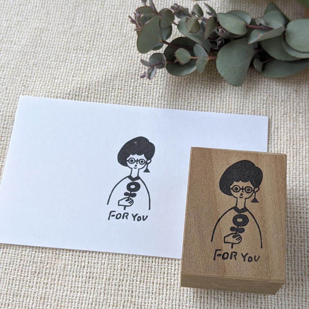 手紙社さんのインスタグラム写真 - (手紙社Instagram)「【愛らしいイラストのcotori cotoriのハンコは、名入れもできるのです】﻿ 一つひとつ手作業でゴム版ハンコを作るハンコ作家・「cotori cotori」。素朴で愛くるしいイラストのハンコは、手紙や手帳にポンと押すだけで可愛らしさを演出してくれます。消しゴムハンコよりも版が硬いため、インクが掠れた風合いになり、なんとも魅力的。なんとこちらのハンコ、中の文字がオーダー可能なんです！　お名前や好きな言葉などを入れた世界に一つのハンコは、きっとあなたの宝物になることでしょう。　﻿ ﻿ ▶︎詳細はプロフィール「@kamihaku2020」のリンクより公式サイトへ﻿ ﻿ ▶︎「cotori cotori」さんのオンラインショップは8/14（金）21:00まで！﻿ ﻿ ＜「新しいオンラインフェスティバル・紙博」開催概要＞﻿ 出展者によるオンラインミーティング開催期間：2020年8月3日（月）〜8月9日（日）﻿ オンラインショップ開設期間：2020年8月3日（月）〜8月14日（金）﻿ ※出展者によって開設期間が異なります﻿ 会場：紙博公式サイト﻿ チケット：一般 1,000円（税込）発売中！﻿ ﻿ ◎「新しいオンラインフェスティバル・紙博」は2本立て！﻿ 1. オンラインミーティング（番組）﻿ すべての出展者がアトリエツアーや商品紹介等の番組を配信。“あの”アーティストによるライブや朗読、トークイベントも！﻿ ﻿ 2. オンラインショッピング﻿ 出展者による新作や、ここでしか買えない限定商品、もちろん、定番商品も購入することができます！﻿ ﻿ #手紙社#手紙舎#tegamisha#紙博#オンライン紙博#kamihaku#紙もの#紙雑貨#紙#paper#papercraft#デザイン#design#オンラインイベント#オンライン#オンライン配信#cotoricotori#ゴム版はんこ #はんこ #名入れはんこ #stamp」8月14日 18時36分 - tegamisha