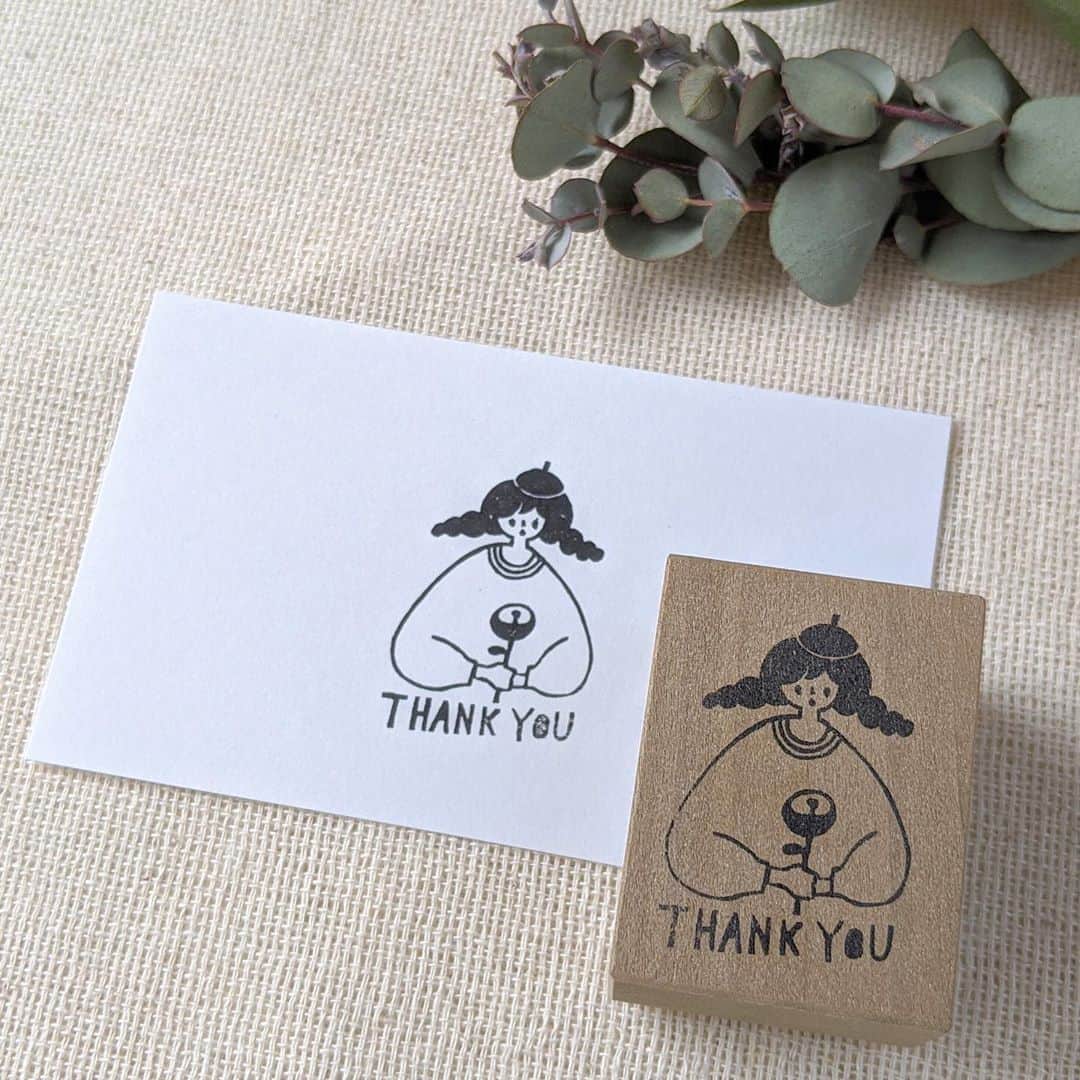 手紙社さんのインスタグラム写真 - (手紙社Instagram)「【愛らしいイラストのcotori cotoriのハンコは、名入れもできるのです】﻿ 一つひとつ手作業でゴム版ハンコを作るハンコ作家・「cotori cotori」。素朴で愛くるしいイラストのハンコは、手紙や手帳にポンと押すだけで可愛らしさを演出してくれます。消しゴムハンコよりも版が硬いため、インクが掠れた風合いになり、なんとも魅力的。なんとこちらのハンコ、中の文字がオーダー可能なんです！　お名前や好きな言葉などを入れた世界に一つのハンコは、きっとあなたの宝物になることでしょう。　﻿ ﻿ ▶︎詳細はプロフィール「@kamihaku2020」のリンクより公式サイトへ﻿ ﻿ ▶︎「cotori cotori」さんのオンラインショップは8/14（金）21:00まで！﻿ ﻿ ＜「新しいオンラインフェスティバル・紙博」開催概要＞﻿ 出展者によるオンラインミーティング開催期間：2020年8月3日（月）〜8月9日（日）﻿ オンラインショップ開設期間：2020年8月3日（月）〜8月14日（金）﻿ ※出展者によって開設期間が異なります﻿ 会場：紙博公式サイト﻿ チケット：一般 1,000円（税込）発売中！﻿ ﻿ ◎「新しいオンラインフェスティバル・紙博」は2本立て！﻿ 1. オンラインミーティング（番組）﻿ すべての出展者がアトリエツアーや商品紹介等の番組を配信。“あの”アーティストによるライブや朗読、トークイベントも！﻿ ﻿ 2. オンラインショッピング﻿ 出展者による新作や、ここでしか買えない限定商品、もちろん、定番商品も購入することができます！﻿ ﻿ #手紙社#手紙舎#tegamisha#紙博#オンライン紙博#kamihaku#紙もの#紙雑貨#紙#paper#papercraft#デザイン#design#オンラインイベント#オンライン#オンライン配信#cotoricotori#ゴム版はんこ #はんこ #名入れはんこ #stamp」8月14日 18時36分 - tegamisha
