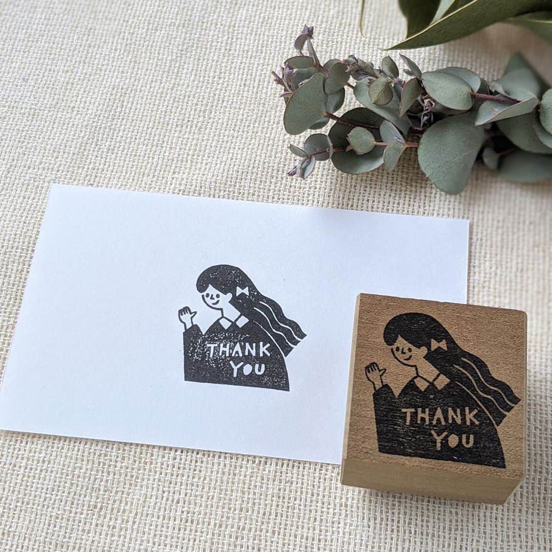 手紙社さんのインスタグラム写真 - (手紙社Instagram)「【愛らしいイラストのcotori cotoriのハンコは、名入れもできるのです】﻿ 一つひとつ手作業でゴム版ハンコを作るハンコ作家・「cotori cotori」。素朴で愛くるしいイラストのハンコは、手紙や手帳にポンと押すだけで可愛らしさを演出してくれます。消しゴムハンコよりも版が硬いため、インクが掠れた風合いになり、なんとも魅力的。なんとこちらのハンコ、中の文字がオーダー可能なんです！　お名前や好きな言葉などを入れた世界に一つのハンコは、きっとあなたの宝物になることでしょう。　﻿ ﻿ ▶︎詳細はプロフィール「@kamihaku2020」のリンクより公式サイトへ﻿ ﻿ ▶︎「cotori cotori」さんのオンラインショップは8/14（金）21:00まで！﻿ ﻿ ＜「新しいオンラインフェスティバル・紙博」開催概要＞﻿ 出展者によるオンラインミーティング開催期間：2020年8月3日（月）〜8月9日（日）﻿ オンラインショップ開設期間：2020年8月3日（月）〜8月14日（金）﻿ ※出展者によって開設期間が異なります﻿ 会場：紙博公式サイト﻿ チケット：一般 1,000円（税込）発売中！﻿ ﻿ ◎「新しいオンラインフェスティバル・紙博」は2本立て！﻿ 1. オンラインミーティング（番組）﻿ すべての出展者がアトリエツアーや商品紹介等の番組を配信。“あの”アーティストによるライブや朗読、トークイベントも！﻿ ﻿ 2. オンラインショッピング﻿ 出展者による新作や、ここでしか買えない限定商品、もちろん、定番商品も購入することができます！﻿ ﻿ #手紙社#手紙舎#tegamisha#紙博#オンライン紙博#kamihaku#紙もの#紙雑貨#紙#paper#papercraft#デザイン#design#オンラインイベント#オンライン#オンライン配信#cotoricotori#ゴム版はんこ #はんこ #名入れはんこ #stamp」8月14日 18時36分 - tegamisha