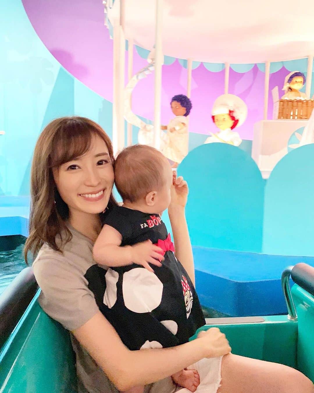 小林真由のインスタグラム：「年パス買ったものの全然行けてないディズニー🥺﻿ 早くいきたいな🎠💓﻿ ﻿ #昔行った時の #ディズニー #東京ディズニーランド #ディズニーランド #子連れディズニー #ファッション #コーデ #ママコーデ #女の子ママ #ママライフ #女の子ベビー #ベビー #コーディネート #coordinate #fashion #tdl」