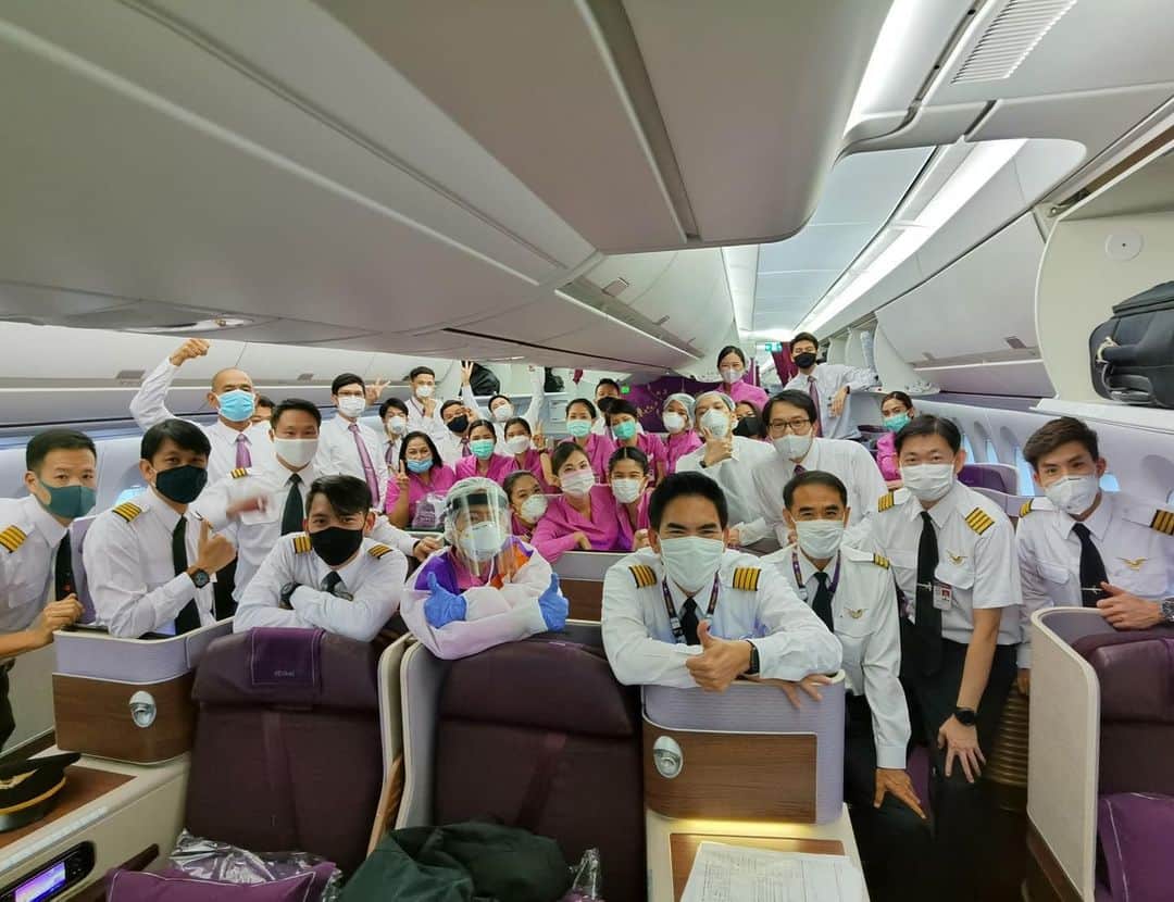 タイ航空さんのインスタグラム写真 - (タイ航空Instagram)「Can you see our smiles behind the masks? #thaiairways #tgbecausewecare」8月14日 18時46分 - thaiairways