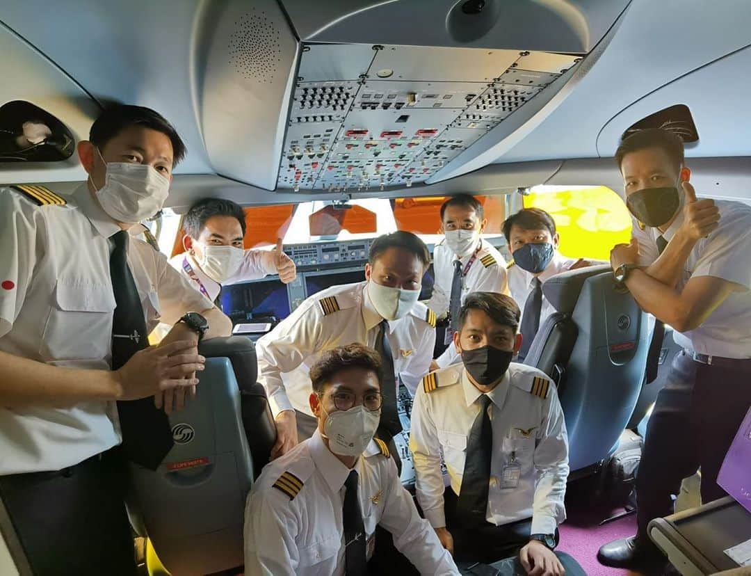のインスタグラム：「Can you see our smiles behind the masks? #thaiairways #tgbecausewecare」