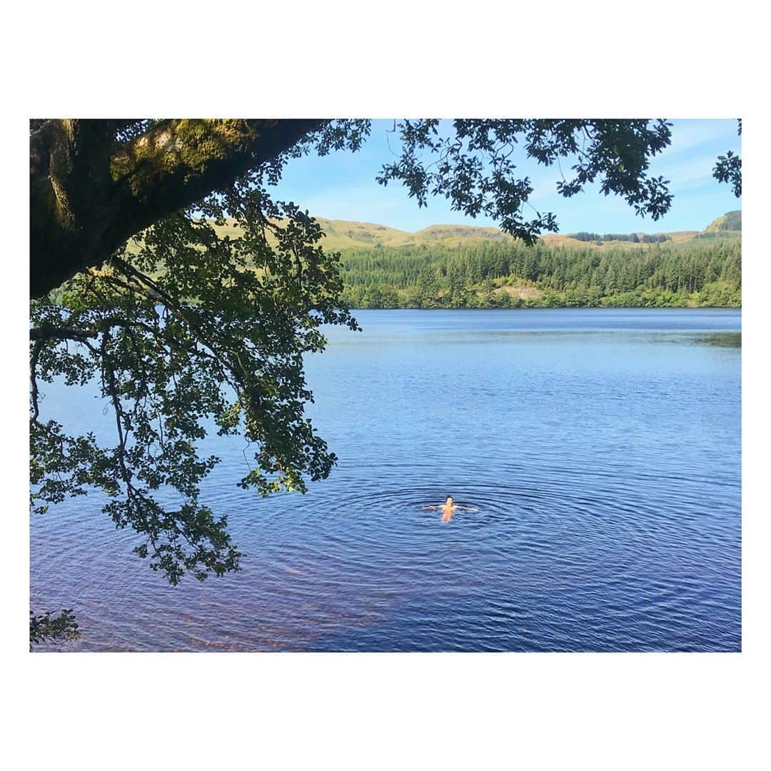 ギャランス・ドレのインスタグラム：「After a hike at Loch Avich (I think!?)(so many Lochs, all beautiful, all difficult to pronounce) I felt it was time to throw myself in the lake. I didn’t have a swimsuit or a towel and also I am french (lol, just perpetuating old cliches here) so I went in naked. That’s when I saw a fisherman was right there sitting peacefully behind the high grass.  . I said “Oh, hi!” and then “I hope you don’t mind if I take a swim?” - “Aye, you’re all right!” he responded in his most fabulous Scottish accent. And then kindly looked the other way.  . That’s it. That’s my Scotland story for today.  😂🏴󠁧󠁢󠁳󠁣󠁴󠁿 . #scotland #argyllandbute photo @grahammctavish」