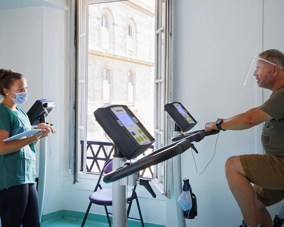 ルモンドさんのインスタグラム写真 - (ルモンドInstagram)「Dans une autre salle de la plate-forme de réhabilitation par le sport de l’Hôtel-Dieu (Assistance publique-Hôpitaux de Paris), fenêtre grande ouverte donnant sur le marché aux fleurs et l’ancien palais de justice de la capitale, Caroline et Ghislaine alternent phases de pédalage intense et modéré. Elles ont des symptômes résiduels de Covid-19 (fatigue et essoufflement surtout).⁣ S’appuyant sur de nombreuses études scientifiques démontrant les bienfaits de l’activité physique dans les maladies chroniques, la plate-forme de l’Hôtel-Dieu organise, depuis 2016, des programmes de réhabilitation par l’activité physique pour des patients atteints d’un cancer, de troubles cardio-métaboliques ou de maladies respiratoires…⁣ ⁣ Après la période de confinement, la professeure Patricia Thoreux, chef de ce service pas comme les autres, et son équipe ont eu l’idée d’utiliser aussi cette approche dans un cadre post-Covid. Dans un premier temps, le protocole a été proposé – sous un format plus court ou plus souple – à des personnes avec une fatigue persistante au décours d’une infection pas forcément sévère.⁣ La plate-forme commence désormais à accueillir également des patients qui ont séjourné en réanimation.⁣ -⁣ 1 : Gilles en train de pédaler dans le cadre d’un exercice de réhabilitation, à l'Hôtel-Dieu à Paris, le 30 juillet.⁣ 2 : Des convalescents du Covid-19 en réhabilitation au Centre d’Investigation en Médecine du Sport de l’Hôtel-Dieu à Paris.⁣ Photos : Camille Gharbi (@camille.gharbi) #PourLeMonde⁣ -⁣ #sante #sport #covid19 #hopital」8月14日 18時56分 - lemondefr