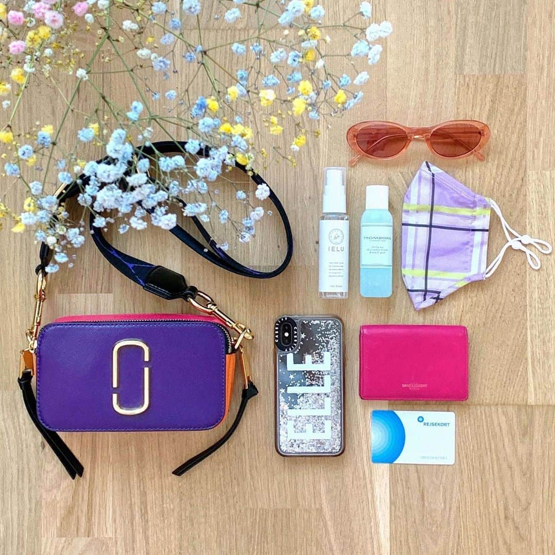 ELLE girl JAPANさんのインスタグラム写真 - (ELLE girl JAPANInstagram)「What's in my bag?🧳﻿ ﻿ 今年8月にデンマークへ移住したエディターFUMINA🇩🇰8月9日より開催されたコペンハーゲンファッションウィークに初潜入🏃‍♀️！﻿ 今回は、FUMINAがファッションウィーク中に持ち歩いたバッグ&その中身をご紹介😌﻿ @fuminatsuji ﻿ ____﻿ インビテーションはデジタルが当たり前！なコペンハーゲンファッションウィークでは、荷物は少なく身軽でいられるのがうれしい🌼「 #マークジェイコブス 」の定番バッグ"スナップショット"に、スマホ、名刺入れ、サングラスなどの必需品をIN。コペンハーゲンでの移動に欠かせないのが、"ガイセコート"というプリペイド乗車カード💳電車もメトロもバスも、これ一枚で乗り降りできます💚除菌ミスト、ジェルタイプのハンドサニタイザー、「 #スティーヌゴヤ 」の展示会でもらったかわいいマスクも忘れずに！﻿ ﻿ みんなの愛用バッグ&その中身も【 #ellegirluni 】のハッシュタグをつけて投稿してね🦄素敵な投稿はリポストでご紹介♻️﻿ ﻿ ﻿ #ellegirlfashion #鞄の中身 #カバンの中身 #かばんの中身 #バッグの中身 #bagの中身 #愛用バッグ #whatsinmybag #マークジェイコブスバッグ #スナップショット #marcjacobs #marcjacobsbag #marcjacobssnapshot #komono #サングラス #クリアサングラス #クリアフレーム #名刺入れ #サンローラン #ielu #stinegoya #コペンハーゲンライフ #コペンハーゲン #北欧好き #デンマーク生活 #デンマーク #cphfw」8月14日 18時55分 - ellegirl_jp