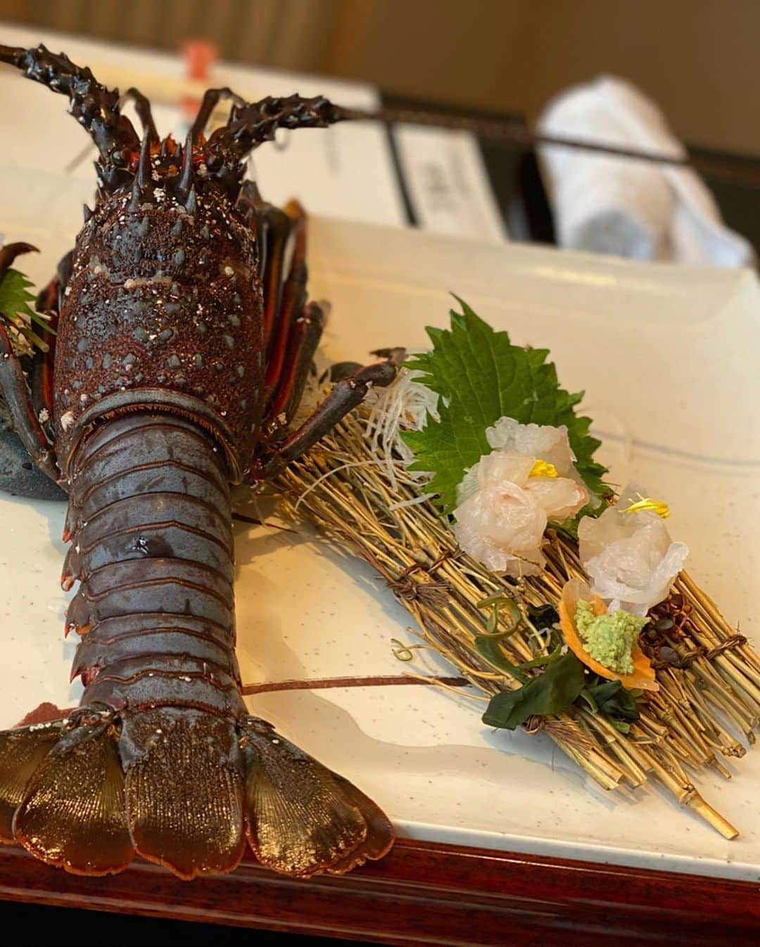 Moeさんのインスタグラム写真 - (MoeInstagram)「. お祝いしてもらった @chunagon.lobster 🦐 . ランチコース🍴 めちゃくちゃ美味しかった🥺 . もうね、これはほんま エビ好きな人は絶対行くべき！ . 伊勢海老、どの料理も ぷりっぷりで甘いねん！ . わたし的にはお刺身か 1枚目のマヨネーズ焼き？ が一番好きかな🤔 いや、選べん🙇‍♀️ . 伊勢海老のお吸い物も めちゃくちゃ濃ゆくて 美味しかった〜 身体に沁み渡るとは このこと🙄 . 1年に1回はご飯食べに いくねんけど、いつ行っても 店員さんたちみんな親切で 気持ちよく満足して帰る😆 . . 今年も最高でした！ . . #伊勢海老 #中納言 #中納言千日前味楽館  #おいしいごはん  #大阪ランチ #大阪グルメ #なんばランチ #なんばグルメ  #心斎橋ランチ #心斎橋グルメ #老舗の味 #グルメ好きな人と繋がりたい #たべすたぐらむ  #たべものぐらむ  #ランチタイム  #もえぐるめ」8月14日 18時47分 - pimoemoe