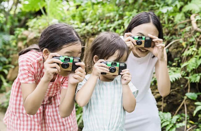 のインスタグラム：「写真と楽しむ夏休みの過ごし方をご紹介！親子でも楽しめるフィルムカメラの変わった撮影方法や、夏に撮りたい被写体や撮影ポイントなど、この夏に使えるアイデアがいっぱい！撮り貯めた写真はTシャツやPhotoZINEにして、思い出を残してみませんか？﻿ ﻿  ﻿  ﻿ ﻿ 記事はプロフィールURLからどうぞ▶ @fujifilmjp_walldecor  ﻿  ﻿ ﻿ #写真とちょっといい暮らし #fujifilm #富士フイルム #インテリア #photography #decor #interior #interiorstyling #homestyling #インテリア雑貨 #おうち時間 #写真 #写真を飾る #写真好きな人と繋がりたい #夏休み #夏 #思い出 #summer #summervacation #photozine #ZINE #Tシャツ #オリジナルフォトTシャツ #写ルンです #チェキ #心霊写真 #マジックアワー #幻想的 #雨 #親子」