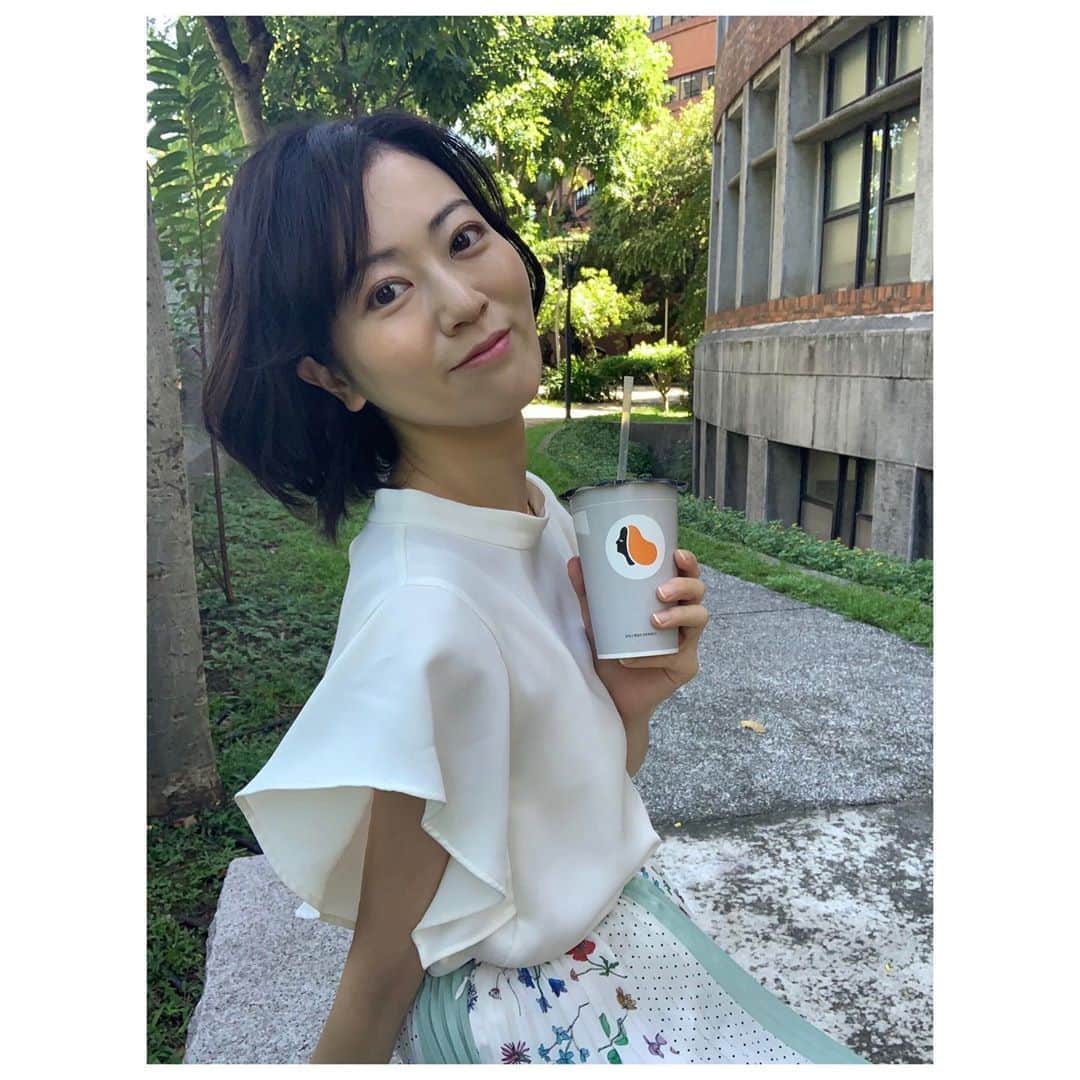 煌月爽矢のインスタグラム：「.﻿ .﻿ 我昨天終於大考試考完了﻿ 結果由學校來決定，我可以下個學期繼續學﻿ 可是⋯﻿ 考試的時候在教室裡有很多蚊子！﻿ 它們一直飛過來 打擾我～﻿ 台灣的蚊子太多了～﻿ ﻿ 可是避免被當就好🤪﻿ ﻿ 我最近早餐喝美式咖啡而已﻿ 這樣的話可以覺得醒來的感覺﻿ ﻿ ﻿ ﻿ 台湾にはこのLouisa Coffeeが至るところにあって、私の最近の朝はアイスコーヒーから始まってます。﻿ ﻿ ﻿ #台湾﻿ #台湾生活﻿ #louisacoffee」