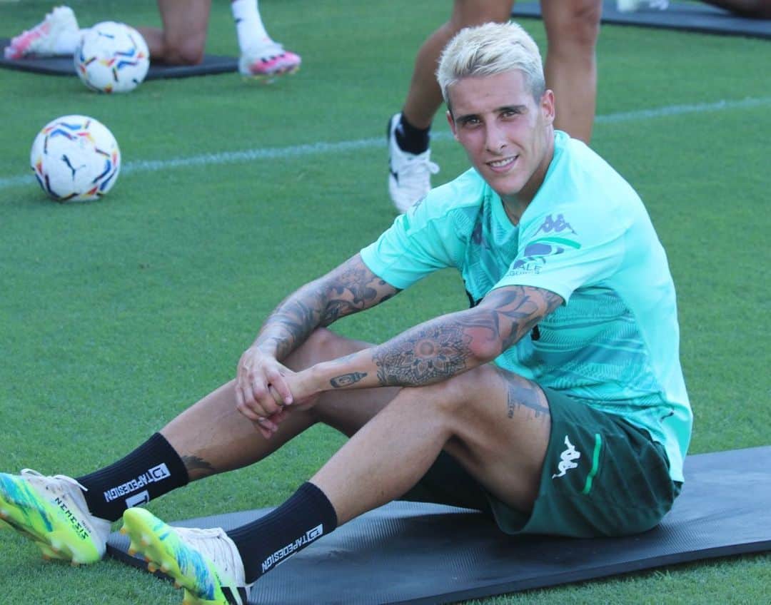 クリスティアン・テージョのインスタグラム：「Temporada 20/21 allá vamos!💚🚀 Con la máxima ilusión y confianza💪 @realbetisbalompie」