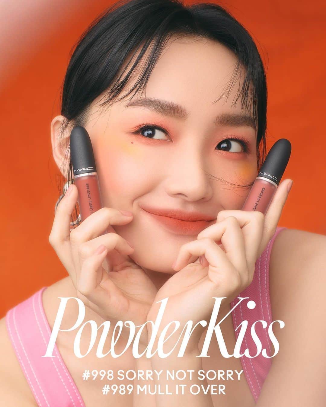 M·A·C Cosmetics Hong Kongさんのインスタグラム写真 - (M·A·C Cosmetics Hong KongInstagram)「以冠軍斷貨王奶油南瓜色#998 #SorryNotSorry 搭配夢幻蜜桃奶茶 #988 #MullItOver 2色完美暈染，瞬間變身韓系個性甜心! @ceciliachoii 搽上M·A·C年度最令人心動嘅代表作#空氣絲霧唇釉，將虛幻朦朧感覺帶回現實，打造出柔滑朦朧、輕霧如幻嘅溫柔，保證一試著迷💝 Product used:  Face:  Lightful C + Coral Grass Tinted Primer 瞬效亮白防曬妝前亮色霜 SPF45/PA++++ - HK$360 Studio Fix Fluid Foundation SPF15/PA++ 專業無瑕霧鏡粉底 in NC20 - HK$360 Prep + Prime Transparent Finishing Powder 持妝透明蜜粉 -HK$260 Prep + Prime Fix+ 妝前瞬間定妝噴霧 - HK$215 Cheek:  Glow Play Blush 亮色輕潤感胭脂 in Groovy - HK$240 Eye:  Powder Kiss Soft Matte Eye Shadow in So Haute Right Now and White Clout - HK$190 Lip:  Powder Kiss Liquid Lipcolour 空氣絲霧唇釉 in 998 Sorry Not Sorry and 989 Mull It Over - HK$200 #空氣絲霧唇釉 #輕吻絲霧唇 #MACPowderKiss #MACHongKong  Learn how to achieve the dreamy blurred lips like @ceciliachoii 🧡 Layer the highly sought-after pumpkin shade #998 #SorryNotSorry with long-beloved #988 #MullItOver for a fun and unique colour. Try it to believe it.」8月14日 18時59分 - maccosmeticshk