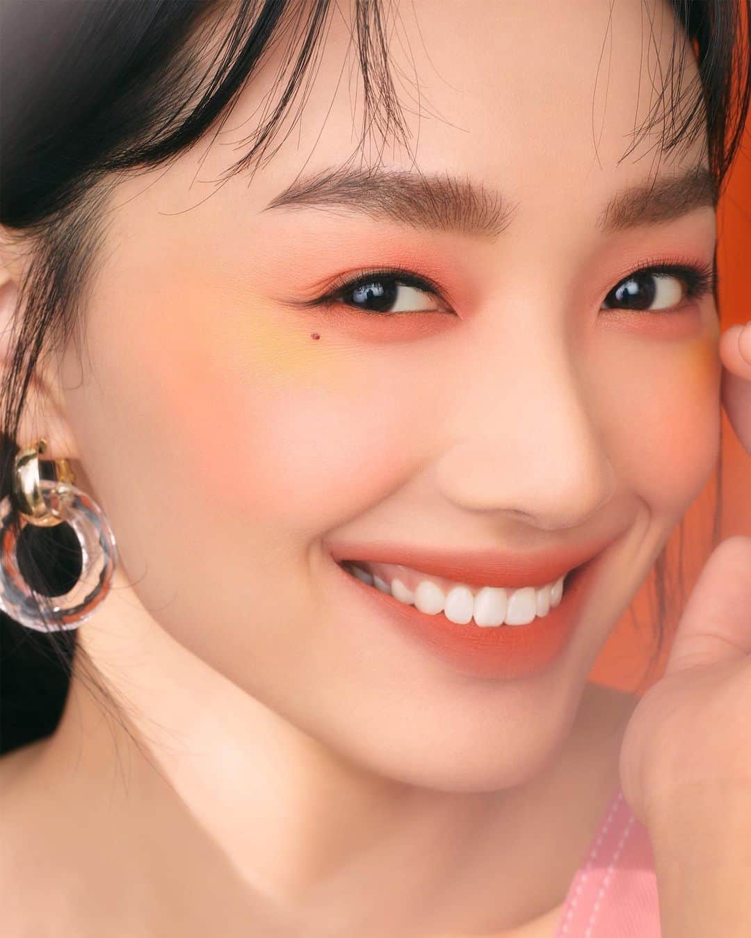 M·A·C Cosmetics Hong Kongさんのインスタグラム写真 - (M·A·C Cosmetics Hong KongInstagram)「以冠軍斷貨王奶油南瓜色#998 #SorryNotSorry 搭配夢幻蜜桃奶茶 #988 #MullItOver 2色完美暈染，瞬間變身韓系個性甜心! @ceciliachoii 搽上M·A·C年度最令人心動嘅代表作#空氣絲霧唇釉，將虛幻朦朧感覺帶回現實，打造出柔滑朦朧、輕霧如幻嘅溫柔，保證一試著迷💝 Product used:  Face:  Lightful C + Coral Grass Tinted Primer 瞬效亮白防曬妝前亮色霜 SPF45/PA++++ - HK$360 Studio Fix Fluid Foundation SPF15/PA++ 專業無瑕霧鏡粉底 in NC20 - HK$360 Prep + Prime Transparent Finishing Powder 持妝透明蜜粉 -HK$260 Prep + Prime Fix+ 妝前瞬間定妝噴霧 - HK$215 Cheek:  Glow Play Blush 亮色輕潤感胭脂 in Groovy - HK$240 Eye:  Powder Kiss Soft Matte Eye Shadow in So Haute Right Now and White Clout - HK$190 Lip:  Powder Kiss Liquid Lipcolour 空氣絲霧唇釉 in 998 Sorry Not Sorry and 989 Mull It Over - HK$200 #空氣絲霧唇釉 #輕吻絲霧唇 #MACPowderKiss #MACHongKong  Learn how to achieve the dreamy blurred lips like @ceciliachoii 🧡 Layer the highly sought-after pumpkin shade #998 #SorryNotSorry with long-beloved #988 #MullItOver for a fun and unique colour. Try it to believe it.」8月14日 18時59分 - maccosmeticshk