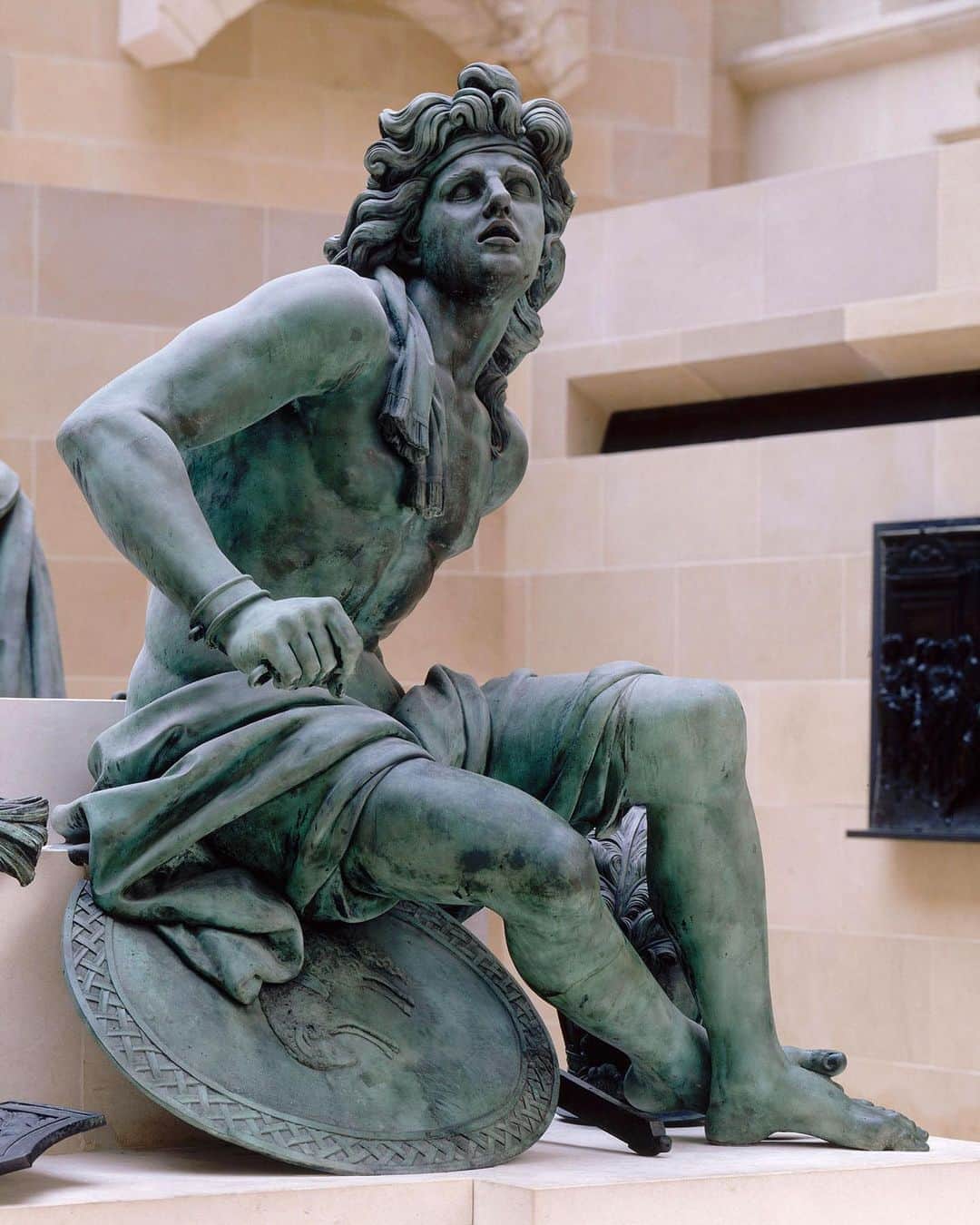 のインスタグラム：「. 🇫🇷 Inspectons les œuvres du musée avec #LouvreALaLoupe ! Aujourd’hui, penchons-nous sur les Captifs de la cour Puget. 🔎  - 🕊 Les Captifs, figures en bronze plus grandes que nature, symbolisent les quatre nations vaincues lors des traités de paix de Nimègue en 1679. Chacun représente un âge de l'homme et un sentiment distinct face à la captivité : la révolte, l'espérance, la résignation ou l'abattement. - 👀 L'Espagne est un jeune homme aux longs cheveux fougueux et le regard plein d’espoir. L'Empire Romain est un vieillard barbu dont le corps ploie sous un abattement résigné. La Hollande est un homme encore jeune, rebelle et défiant, le corps nu prêt à bondir. Le Brandebourg est un homme mûr exprimant la douleur, l’épaule affaissée et le visage contracté. - 🏰 Ces Captifs cantonnaient le piédestal de la statue pédestre de Louis XIV sur la place des Victoires. Ils sont de Martin Desjardins, éminent sculpteur hollandais de son règne. Après avoir été conservés aux Invalides (1804-1939), ils furent attribués au Louvre en 1960 et déposés dans le parc du château de Sceaux de 1961 à 1992. - - - - 🌎 Let's inspect the works of the museum with #LouvreDetails! Today, focus on the Captives of the cour Puget. 🔎  - 🕊 The captives, larger-than-life bronze figures, symbolize the four nations defeated at the time of the Treaty of Peace of Nijmegen in 1679. Each represents one of the ages of man and a different attitude to captivity : revolt, hope, resignation, or grief. - 👀 Spain is a young man with streaming hair, the gaz full of hope. The Roman Empire is a bearded old man whose body sags in dejected resignation. Holland is a young and rebel man, his naked body poised to leap. Brandenburg is a mature man, expressing grief, with a drooping shoulder and contorted face. - 🏰 The Captives surrounded the pedestal of the statue of king Louis XIV in the Place des Victoires. They are by Martin Desjardins, an eminent Dutch sculptor active during his reign. They were first kept in the Invalides (1804-1939) then allocated to the Louvre in 1960 and placed in the grounds of the Château de Sceaux from 1961 to 1992. - 📷©️RMN-GP (Musée du Louvre) / René-Gabriel Ojéda . . #Louvre」