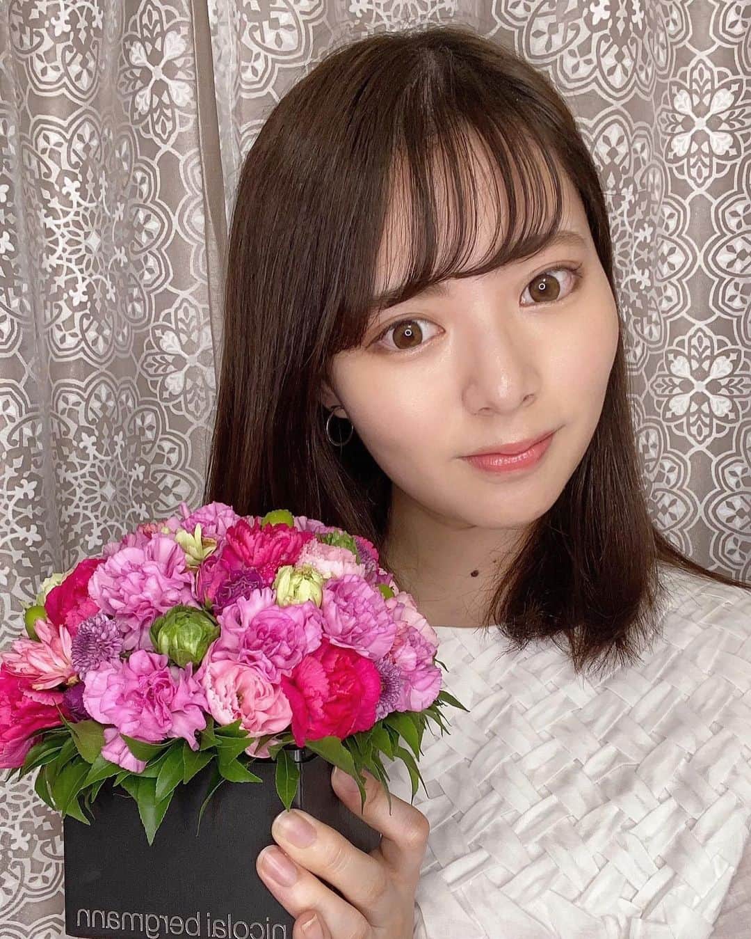 林桃絢美のインスタグラム：「・ こんばんは！💫 みなさんお疲れ様です！ ・ 先日母からかわいいお花が届きました💐 今年のお盆は帰省できなくて少し寂しかったので、嬉しかったです☺️ ・ 本日も #もなポチ よろしくお願い致します❣️ ・ ・ #日本女子大学コンテスト　#日本女子大学　#ミスコンテスト　#2020  #お花 #お花のある暮らし」