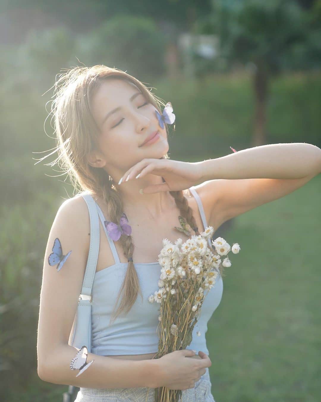 Giann Chanのインスタグラム：「🕠 這是17:30  的陽光  🦋 背著就拍到了。」