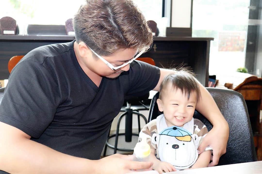 Momoeのインスタグラム：「. .  パパと遊んで大爆笑のおれ🥰 . . #happy #家事 #育児 #family #家族 #boy #smile #男の子 #息子 #code #love #lucky #kids #子供 #thankyou #宝物 #ベビー #fashion #follow #心 #縁 #パパ #ママ #家族写真 #男の子ママ #赤ちゃん写真 #photo #子育て #1歳 #flower」