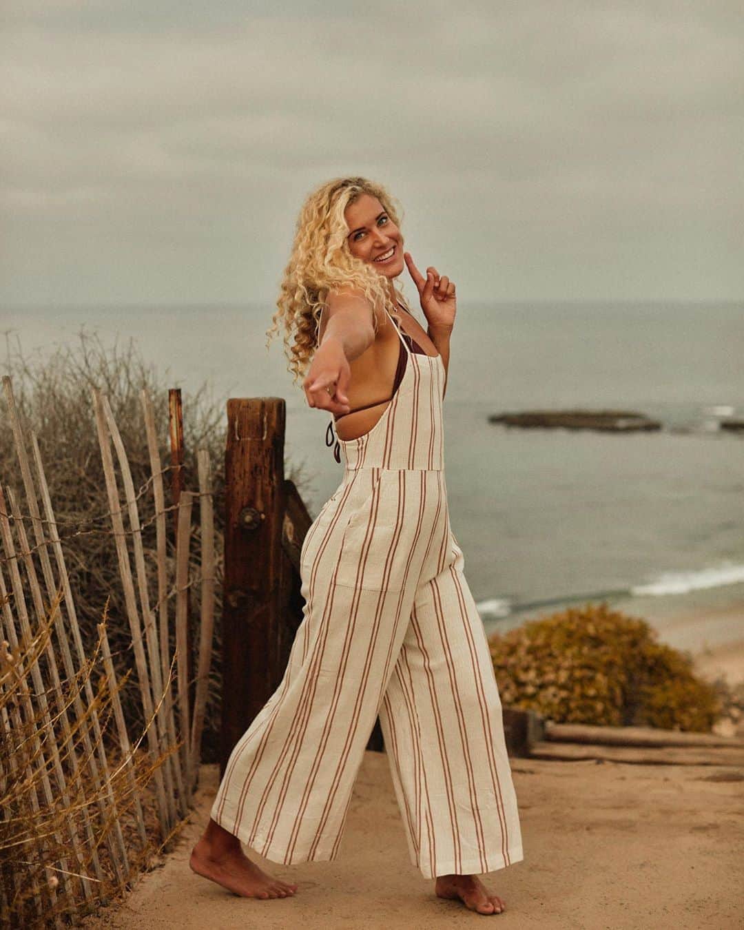 リンゼイ・ジャコベリスのインスタグラム：「I see you Friday! 🤣 #tgif #weekend #summer #beach 📸 @saltedbeard」