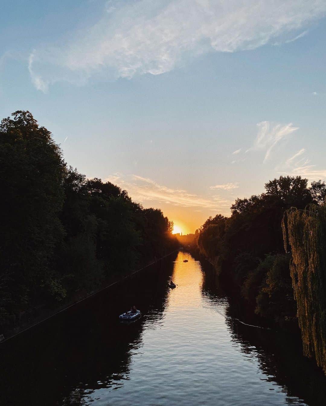 STIL IN BERLINのインスタグラム：「Stunning sunset the other day. #kreuzberg  PS, in meinen Stories verlinke ich eine Petition, die eine Studie zu Racial Profiling bei der Polizei fordert, und noch jede Menge Unterschriften braucht. Unterschreibt die mal bitte fix.」
