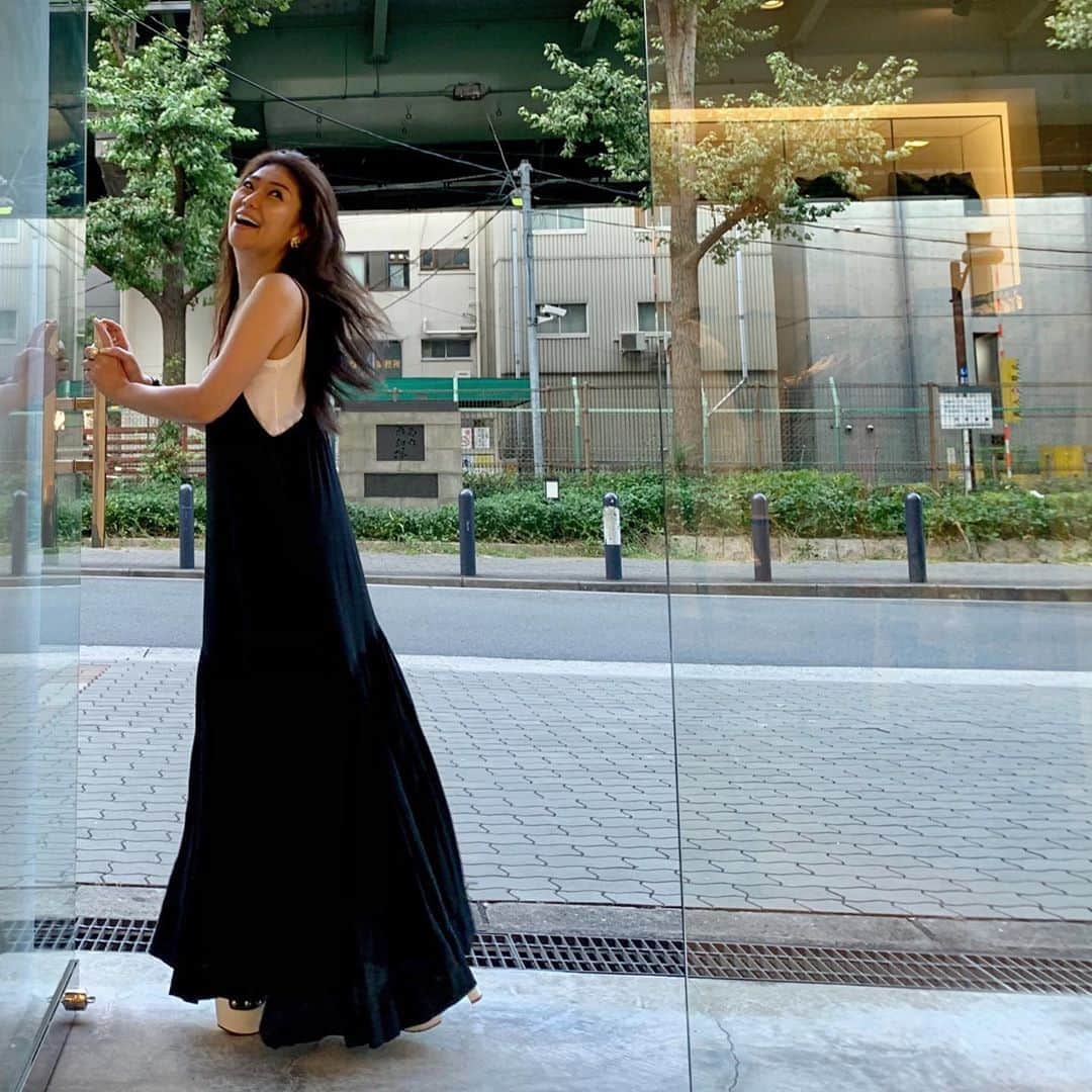 のインスタグラム：「ＢＬＡＣＫand ＷＨＩＴＥ  #ootd #outfitoftheday #outfit  dress,tops,earrings #N21 春夏コレクションの#ヌメロヴェントゥーノ ドレスに#昔コレクション の大好きタンクトップを合わせて。 #白が効いてる  夏はロングが気持ちいいですね。  @iza_official  @numeroventuno  SHOPIZA.com #aboutyesterday  #昨日のコーデ   #izastagram」