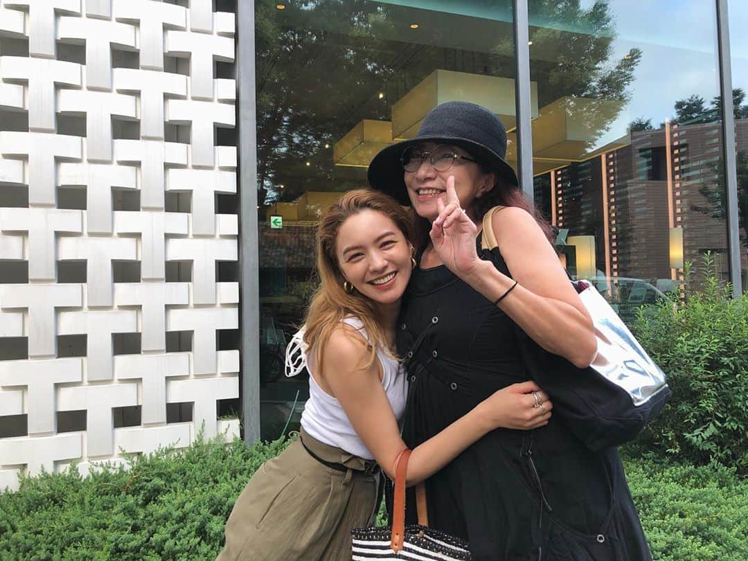 ステファニーのインスタグラム：「👭❤️🌍🌟 東京に戻ってきて 一番に会いたかった人。 凄いタイミングだった。 やっぱり、ちゃんと逢えるんだなぁ… 私のターニングポイントに必ず関わっている 恩人と言える人。 "一番歳の離れた親友" 小学校3年生にお仕事を通して出逢ってから ずっとそう言ってくれている私の大好きなペコ先生。 この日その言葉を聞けて、涙が出そうになりました… (友達も居たから恥ずかしくて出せなかったけど) やっぱりペコ先生の前になると まるであの時と変わらないような 子供の顔をしている自分がいました。 元気で、よかった！！ 相変わらずキラキラしていて 薔薇の香りがする、素敵な女性でした。 とっっっても、嬉しかった！！ ずっと、大切な人。」