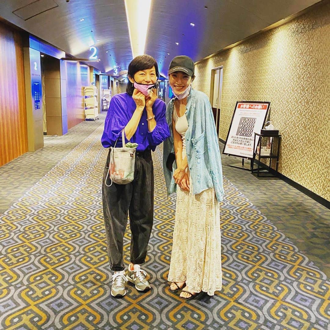 永田琴のインスタグラム：「映画『いけいけ！バカオンナ〜我が道を行け』観ていただいた皆様、本当にありがとうございました😊 昨日、新しいTOHOシネマズ日比谷で、最後の上映回を観てきました。なんとそこで、文音にバッタリ🤗最後を見届けたい気持ちがシンクロしました。 こんな状況下ではありましたが無事に公開できたことに感謝。そして観ながら笑っている方々の声を聞けて心底嬉しかったです。 これからの映画の上映形態やエンターテインメントのあり方が変わっていくかもしれないけど、決してなくなりはしないものだと思うので、また皆さんの笑顔が見れるモノを届けられる様に頑張って行きたいと思います。これからもよろしくお願いします🤲」