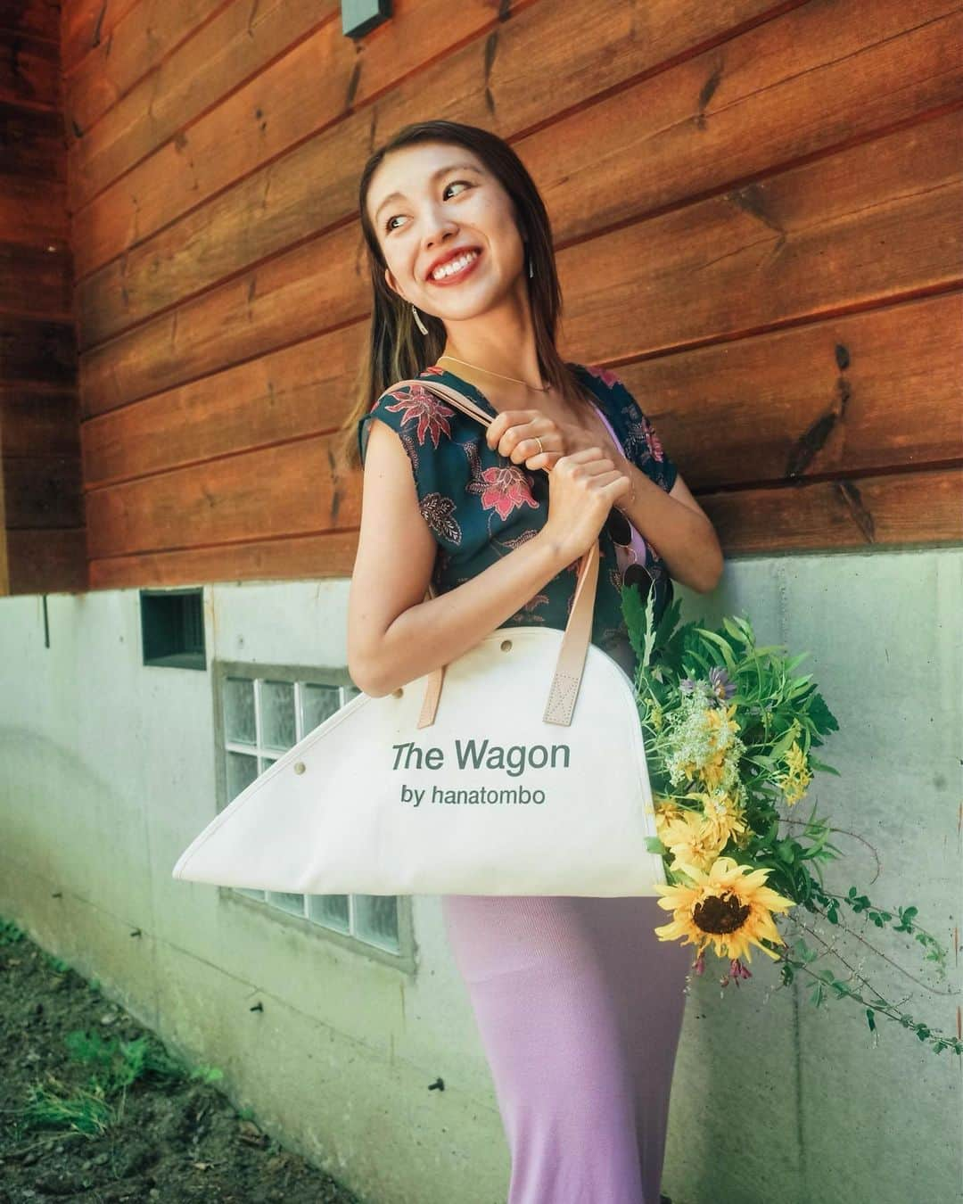 磯部映見のインスタグラム：「Flower Bouquet Bag available at @thewagon_byhanatombo  花束の包装紙のかわりに、いっぱい詰めて持ち歩きたい〜💐 #hanatombo #thewagon #thewagonbyhanatombo #bouquetbag #flowerbag #お花のエコバッグ　#エコバッグ」