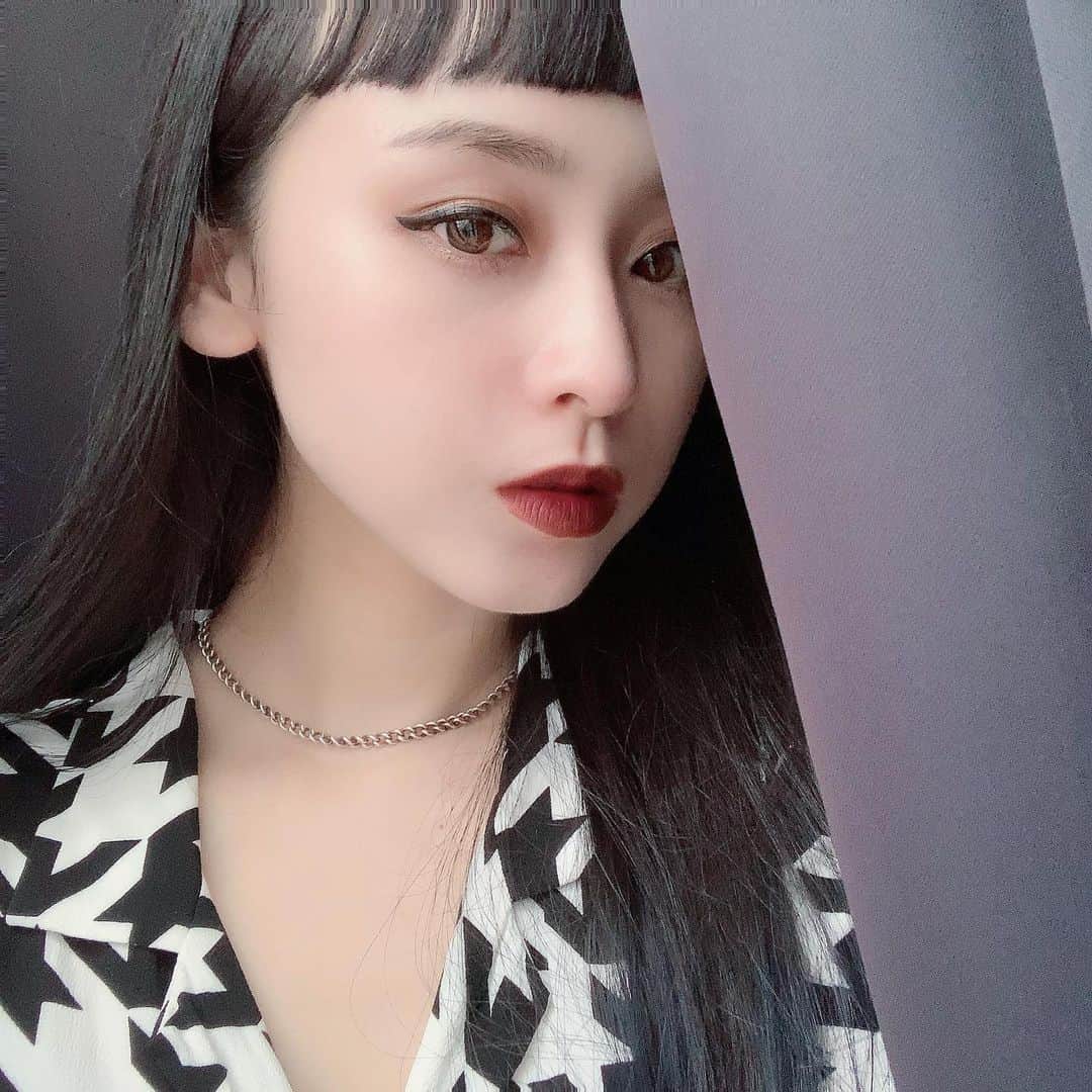 aoiのインスタグラム：「@shuuemura のアンリミテッド ファンデーション フルイドを使ってみた！ 今の時期特にマスクにつきにくいファンデを探してました😭やっと出会えた…！ カラーは24色展開もあって、わたしは484にしてみました♡8/19にツヤタイプも登場するみたい！ シェードファインダーを使えば自分のなりたい肌に導いてくれるからおすすめ💎  #シュウウエムラ #アンリミテッドファンデーション #私の理想肌 #PR」