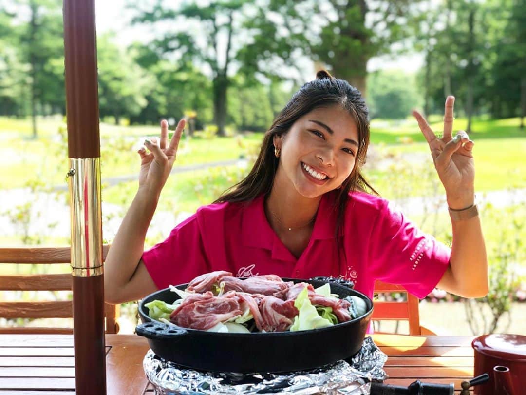 ゆりあのインスタグラム：「この間、撮影で #北海道ブルックスカントリー におじゃましました✨  ここのゴルフ場はなんとランチに外でジンギスカンBBQが食べれちゃうんです😍❤️ しかもめちゃめちゃ美味しい！！ 北海道のジンギスカンは絶品でした🤤  コースも綺麗で最高でした！北海道の芝は洋芝らしく、初めての洋芝でした😳洋芝はラフが結構難しいように感じました🤔  また大好きなゴルフ場が増えました😊 . #洋芝って言いたいだけ #白金台女子ゴルフ部 #ゴルフ #ゴルフ女子 #強かわ女子 #若手女子ゴルファー #ゴルファー #golf #instagolf #instagolfer #Shirojo #白女 #shirokanedailadiesgolfclub #ゴルフ好きと繋がりたい #女子ゴルフ #ゴルフ好き #かわいい #⛳️ #🏌️‍♀️ #youtube #チャンネル登録お願いします #白女応援団」