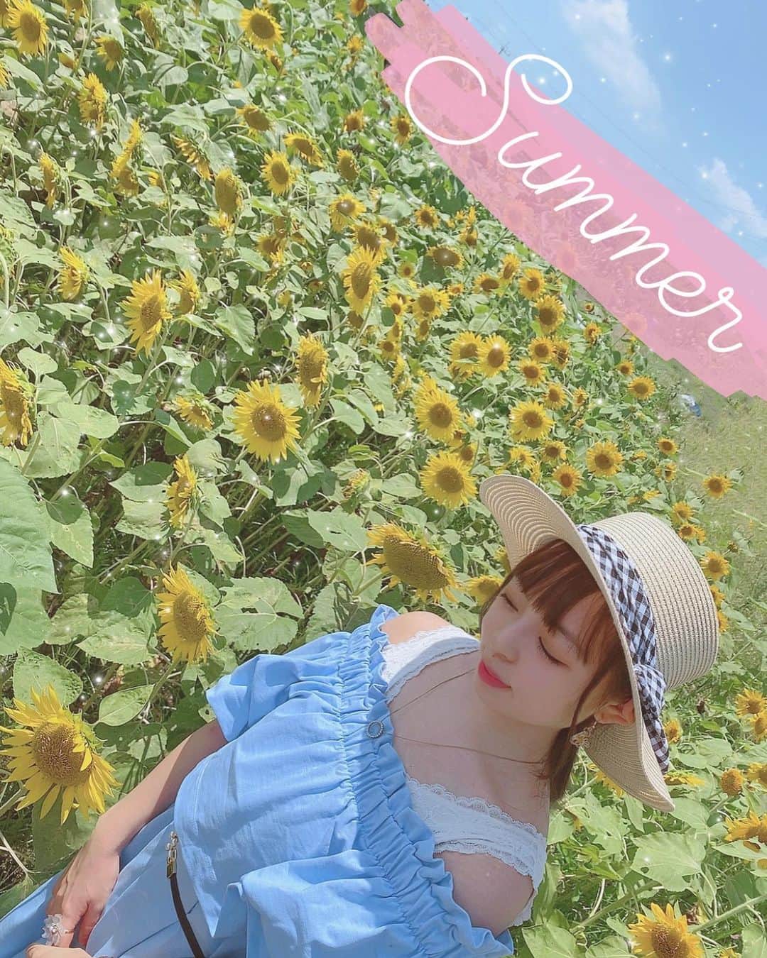 れいのインスタグラム：「﻿ ﻿ つれていってくれてありがとう(*´˘`*)♥﻿ 見頃が終わる前にリベンジできてよかった！﻿ ﻿ 眩しくて目がひっひらかなかった笑﻿ ﻿ #ひまわり畑 #ひまわり #夏 #sunflower #cute #beautiful #flowers #instagood #instalike #ootd」