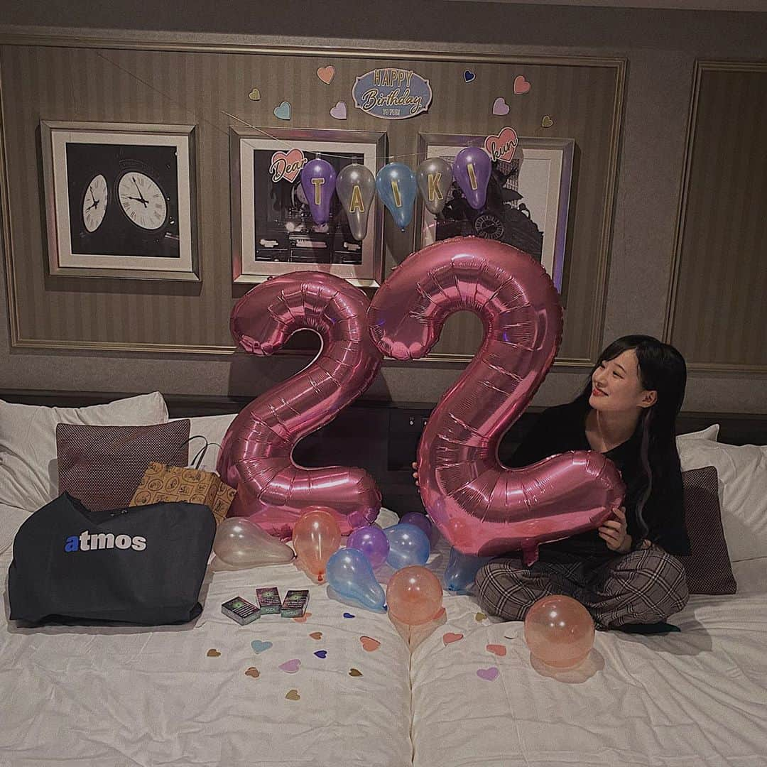 たかねんのインスタグラム：「すきぴの誕生日祝いました👶🏻  人生初めてサプライズしました。 ほぼ友達がプランとか飾りとか手伝ってくれて自分なんもしとらんけど🥺  幸せな一年にしてください🐰💭」