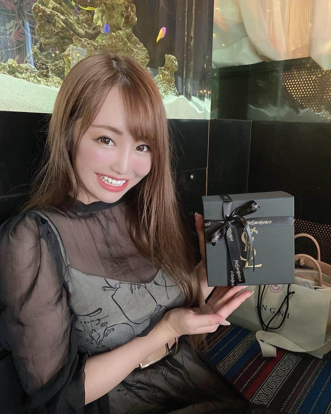 のインスタグラム：「みきちゃん誕プレありがとー❤️ 幼なじみが痩せすぎてて 街で気付かなかったw . . . . 今月私誕生日なので、載せときます笑🎂 ⏬  https://www.amazon.co.jp/hz/wishlist/ls/313UPODD0HRPH?ref_=wl_share . . . . #コスメ　#イブサンローラン　#カメラ部　#撮影会モデル　#グラビアアイドル #japanesegirl #asianmodel #着衣巨乳 #グラドル自画撮リ部  #美容」