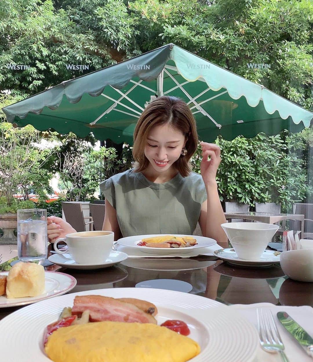 石黒美帆のインスタグラム：「*﻿ この日の朝は洋食に🍽♡﻿ ﻿ テラス前の席は緑が綺麗でした🌿﻿ ﻿ ﻿ ﻿ なんで私まで緑着ちゃったんだろう。笑﻿ #GM#breakfast#thewestinhoteltokyo#westin#westintokyo#staycation#ebisu」