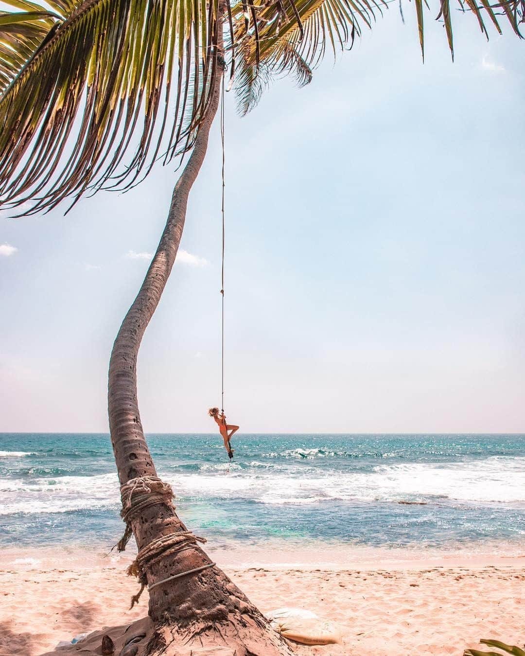 Kapten & Sonさんのインスタグラム写真 - (Kapten & SonInstagram)「'Swing life away.' 💛 @topolindra following her travel bucket list and swinging from a palmtree on Unawatuna Beach. 🌴 #bekapten #kaptenandson.⁠ .⁠ .⁠ .⁠ #travel #traveling #bucketlist #unawatuna #srilanka #beach #palmtrees #summer #explore」8月14日 19時30分 - kaptenandson