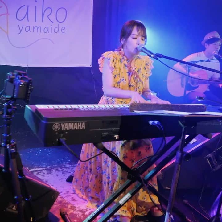 山出愛子のインスタグラム：「#はなまる のライブ映像が明日の18:00にオフィシャルYouTubeチャンネルでアップされますよー❣️  お楽しみに💮💮💮  #明日は #愛子の日 #はなまる #山出愛子」