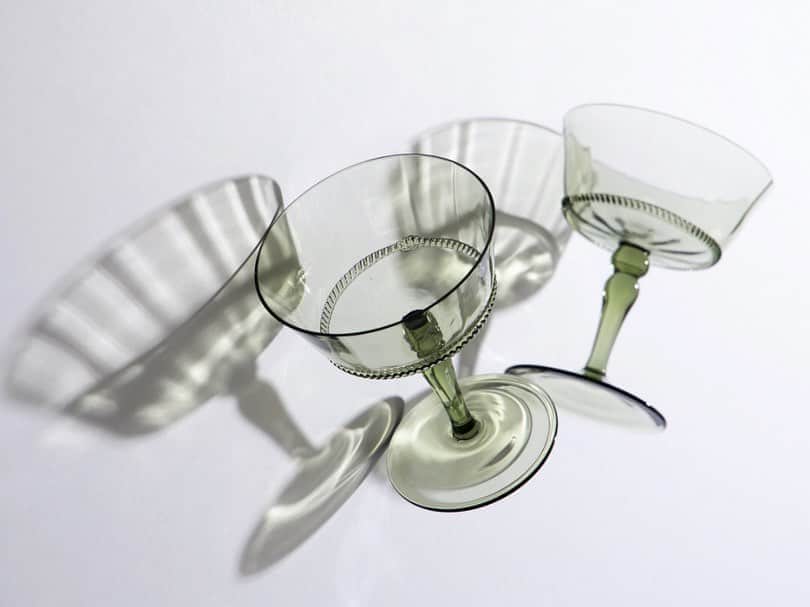 オルネ ド フォイユさんのインスタグラム写真 - (オルネ ド フォイユInstagram)「【新商品｜ボヘミアの吹きガラスの伝統を受け継ぐ逸品】﻿ ﻿ ハンドメイドならではの繊細で気品ある佇まいが美しい、Teruska（テルスカ）のグラスウェアをご紹介します！﻿ ﻿ 16〜17世紀から続く吹きガラスの伝統的な技法で、習熟したガラス職人により1点ずつハンドメイドされたアイテム。﻿ メーカーはオランダですが、チェコで生産されています。﻿ ﻿ 繊細な中にも凛とした力強さがあり、ヨーロッパの工芸博物館で見かけるような歴史を感じるデザイン。﻿ ﻿ アンティークのような趣を持ちながらも古臭さはなく、軽やかな質感やニュアンスのある色合いが、みずみずしく洗練された雰囲気をテーブルにもたらします。﻿ ﻿ ハンドメイドのこだわりの逸品ですので、特別な贈り物にもおすすめですよ！﻿ ﻿ ●こちらの商品はWEBショップにて販売しております。﻿ ﻿ ———————————————﻿ ◯WEBショップに関するお問い合わせ◯﻿ オルネ ド フォイユWEBショップ﻿ TEL：03-6876-7832﻿ （午前10時～午後6時／土日祝定休）﻿ e-mail：order@orne.co.jp﻿ ﻿ #teruska #テルスカ #ボヘミアングラス #吹きガラス #グラス #ボウル #カップ #暮らし #暮らしを楽しむ #丁寧な暮らし #interior #インテリア #リビングインテリア #ornedefeuilles #オルネドフォイユ」8月14日 19時27分 - ornedefeuilles