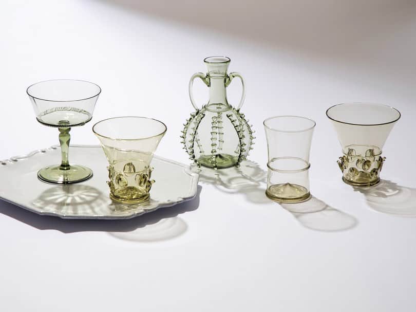 オルネ ド フォイユさんのインスタグラム写真 - (オルネ ド フォイユInstagram)「【新商品｜ボヘミアの吹きガラスの伝統を受け継ぐ逸品】﻿ ﻿ ハンドメイドならではの繊細で気品ある佇まいが美しい、Teruska（テルスカ）のグラスウェアをご紹介します！﻿ ﻿ 16〜17世紀から続く吹きガラスの伝統的な技法で、習熟したガラス職人により1点ずつハンドメイドされたアイテム。﻿ メーカーはオランダですが、チェコで生産されています。﻿ ﻿ 繊細な中にも凛とした力強さがあり、ヨーロッパの工芸博物館で見かけるような歴史を感じるデザイン。﻿ ﻿ アンティークのような趣を持ちながらも古臭さはなく、軽やかな質感やニュアンスのある色合いが、みずみずしく洗練された雰囲気をテーブルにもたらします。﻿ ﻿ ハンドメイドのこだわりの逸品ですので、特別な贈り物にもおすすめですよ！﻿ ﻿ ●こちらの商品はWEBショップにて販売しております。﻿ ﻿ ———————————————﻿ ◯WEBショップに関するお問い合わせ◯﻿ オルネ ド フォイユWEBショップ﻿ TEL：03-6876-7832﻿ （午前10時～午後6時／土日祝定休）﻿ e-mail：order@orne.co.jp﻿ ﻿ #teruska #テルスカ #ボヘミアングラス #吹きガラス #グラス #ボウル #カップ #暮らし #暮らしを楽しむ #丁寧な暮らし #interior #インテリア #リビングインテリア #ornedefeuilles #オルネドフォイユ」8月14日 19時27分 - ornedefeuilles