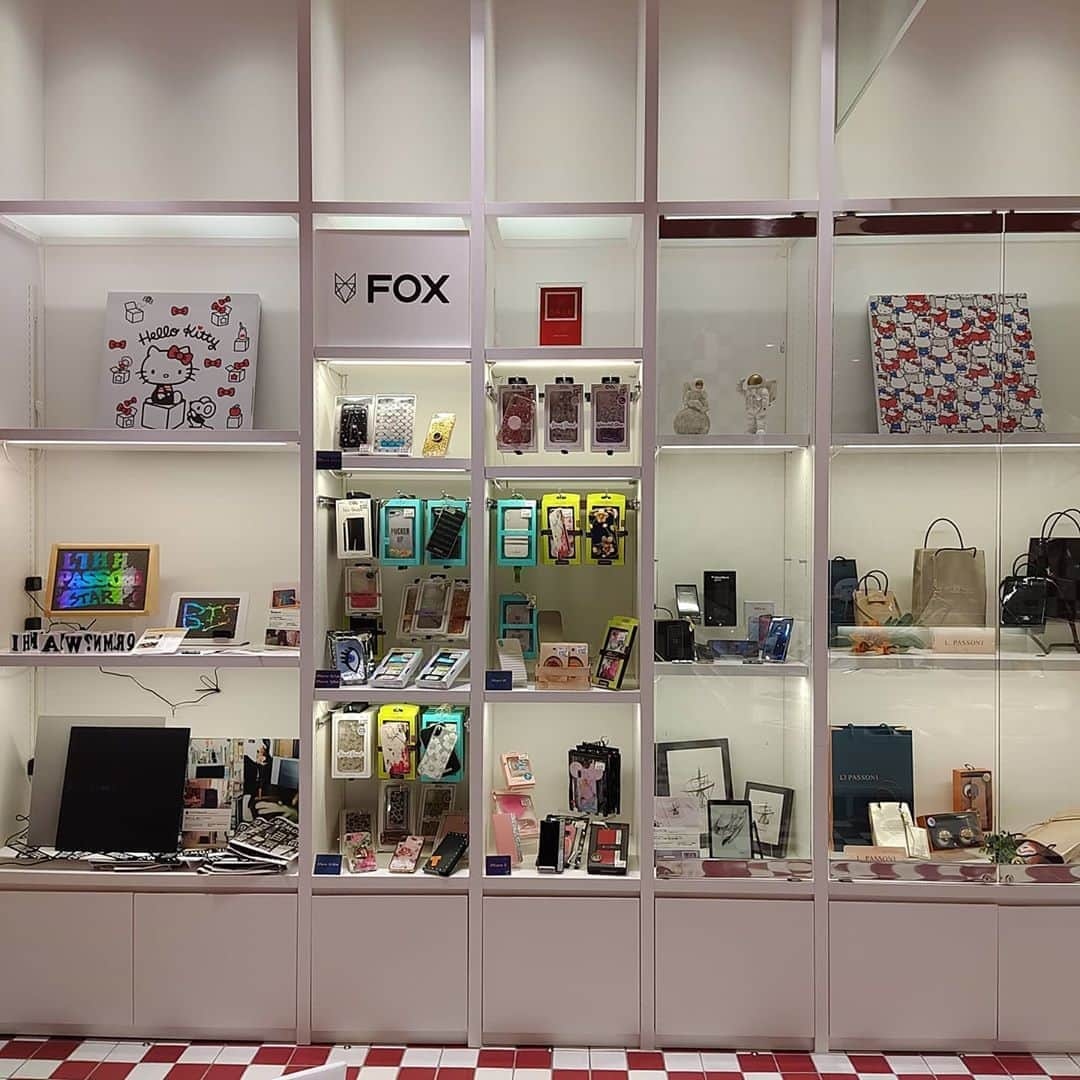 caseplayさんのインスタグラム写真 - (caseplayInstagram)「. FOX 東急プラザ銀座店、リニューアルオープンいたしました✨✨ . それに伴い、「iPhone保護キャンペーン」を実施いたします。 . 8月16日㈰まで、iPhoneの画面保護ガラスの無料貼り付けサービスを行います☺（iPhoneのみとなります。申し訳ございません。） . ご来店をお待ちしております❤ .  #リニューアル #iPhoneケース #スマホケース #モバイルアクセサリー  #IoT #ガジェット #スピーカー #ファッション #lornapassoni #デジタル #ブランド #セレクトショップ #Bluetooth #イヤホン #バッグ #本革 #プレゼントに最適 #東急プラザ銀座 #tokyuplazaginza #foxginza #銀座 #ヒンカリンカ #hinkarinka #instagood #followme」8月14日 19時27分 - fox.inc_store