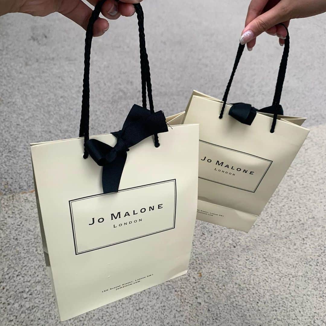 のインスタグラム：「あやちゃんと買っちゃった🧊♡﻿ ﻿ るんるんで今日もつけた🎶🎶🎶﻿ ﻿ これで次のカバンの中身紹介までの目標の﻿ 「小さめの香水」は用意できたから﻿ あとは持ち歩く習慣つけるだけ^_^﻿ ﻿ ちなすでに今日持ち歩くの忘れてり^_^﻿ ﻿」