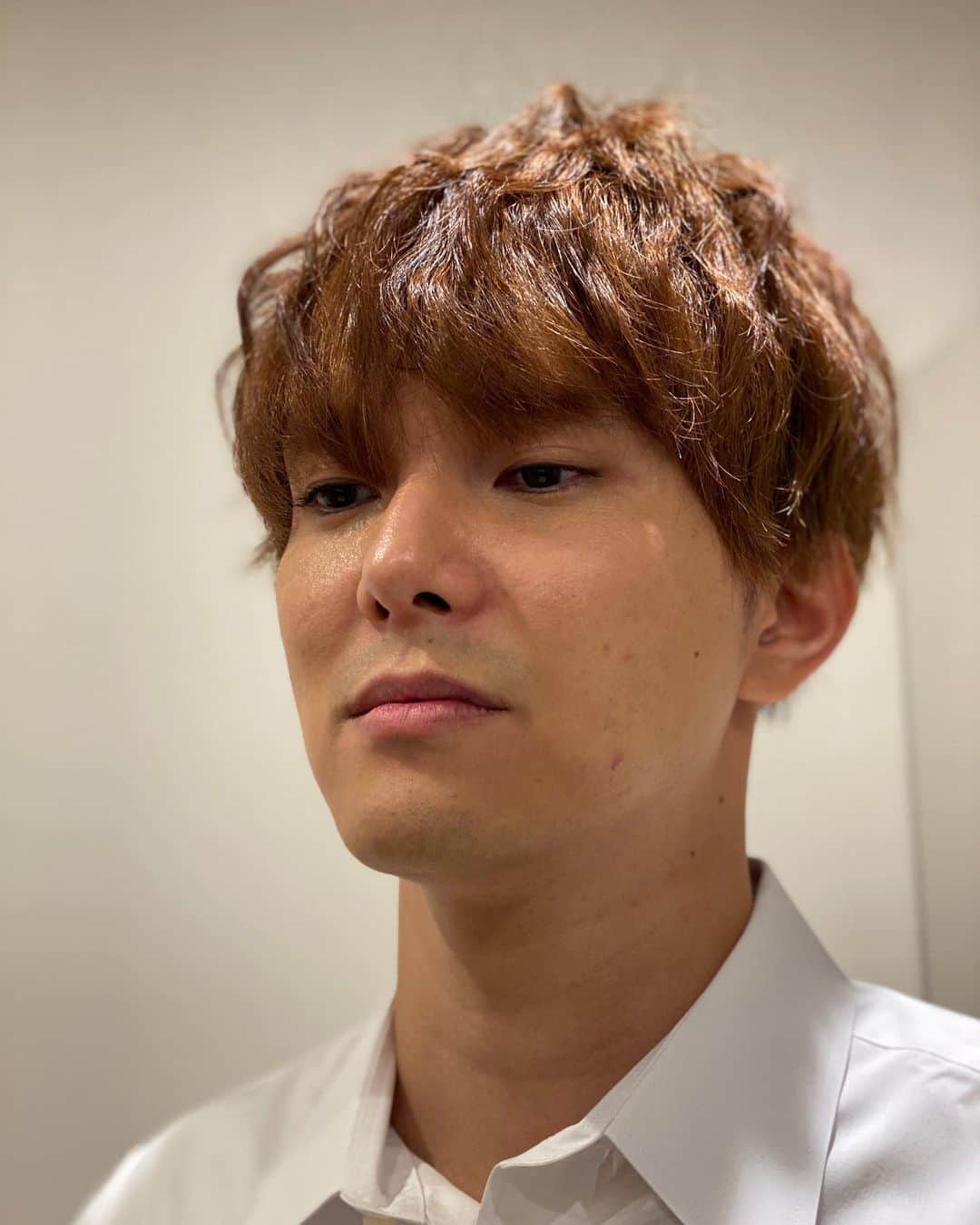 川島明のインスタグラム：「BOYS AND MEN 水野　勝くん  #できるだけ無愛想にして俺ほんとはこんなことやりたくねぇんだよ感を出してるコンビニ店員 　 #落とした１００円玉が路上のここしかないという隙間に落ちていったのを見送る男  #休み時間トイレから帰ってきたら自分の席に女子が座ってたので意味なくもう一度トイレに行く男子  #３分にもおよぶリーチが普通にハズれたパチプロ  #ＰＫをはずしたので正直誰かもう一人ぐらいはずして欲しいなと思ってるフィリピンのフォワード  #髪型もメイクも奇跡的にうまくいったのに外に行く予定が無いアジアン隅田  #駄菓子屋で石ぐらい固くなってるきなこ棒  #偽りなき全力プレイヤー」