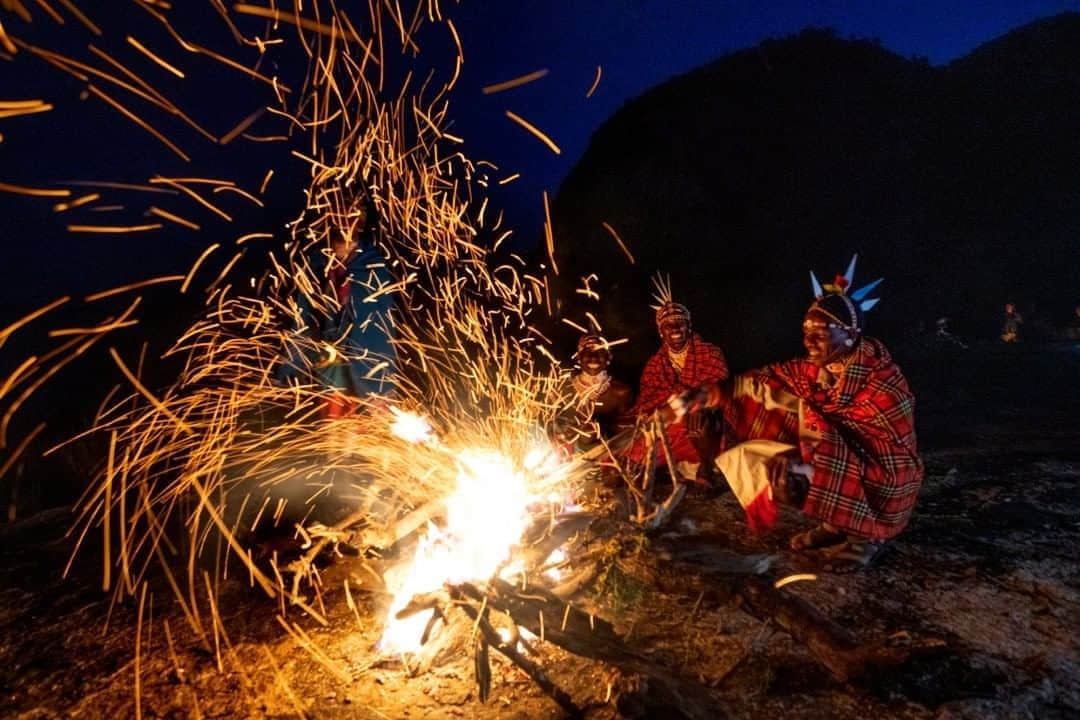 ナショナルジオグラフィックさんのインスタグラム写真 - (ナショナルジオグラフィックInstagram)「Photo by @amivitale  Samburu warriors gather around a campfire atop the Mathews Range, in northern Kenya's Namunyak Wildlife Conservancy. These men are part of a new wave of thinking about wildlife, the environment, and the community that surrounds them. It goes far beyond traditional conservation methods, and dives deeper into the core value of what nature represents, in which those who live here are proud stewards of the land and the wildlife it holds.  Learn more about community-based conservation and what it can accomplish by following @amivitale and @r.e.s.c.u.e. @conservationorg @thephotosociety @photography.for.good #kenya #conservation #campfire #warrior #africa」8月14日 19時39分 - natgeo